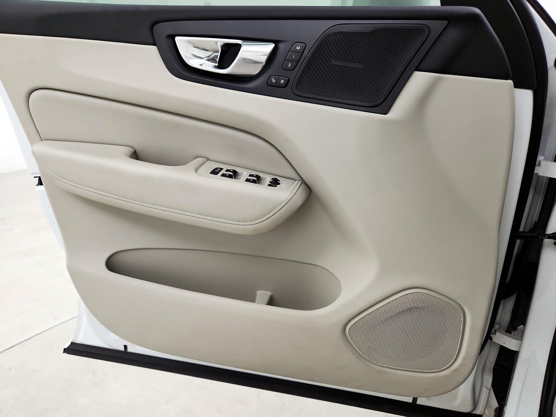 Thumbnail: 2019 Volvo XC60 - 10