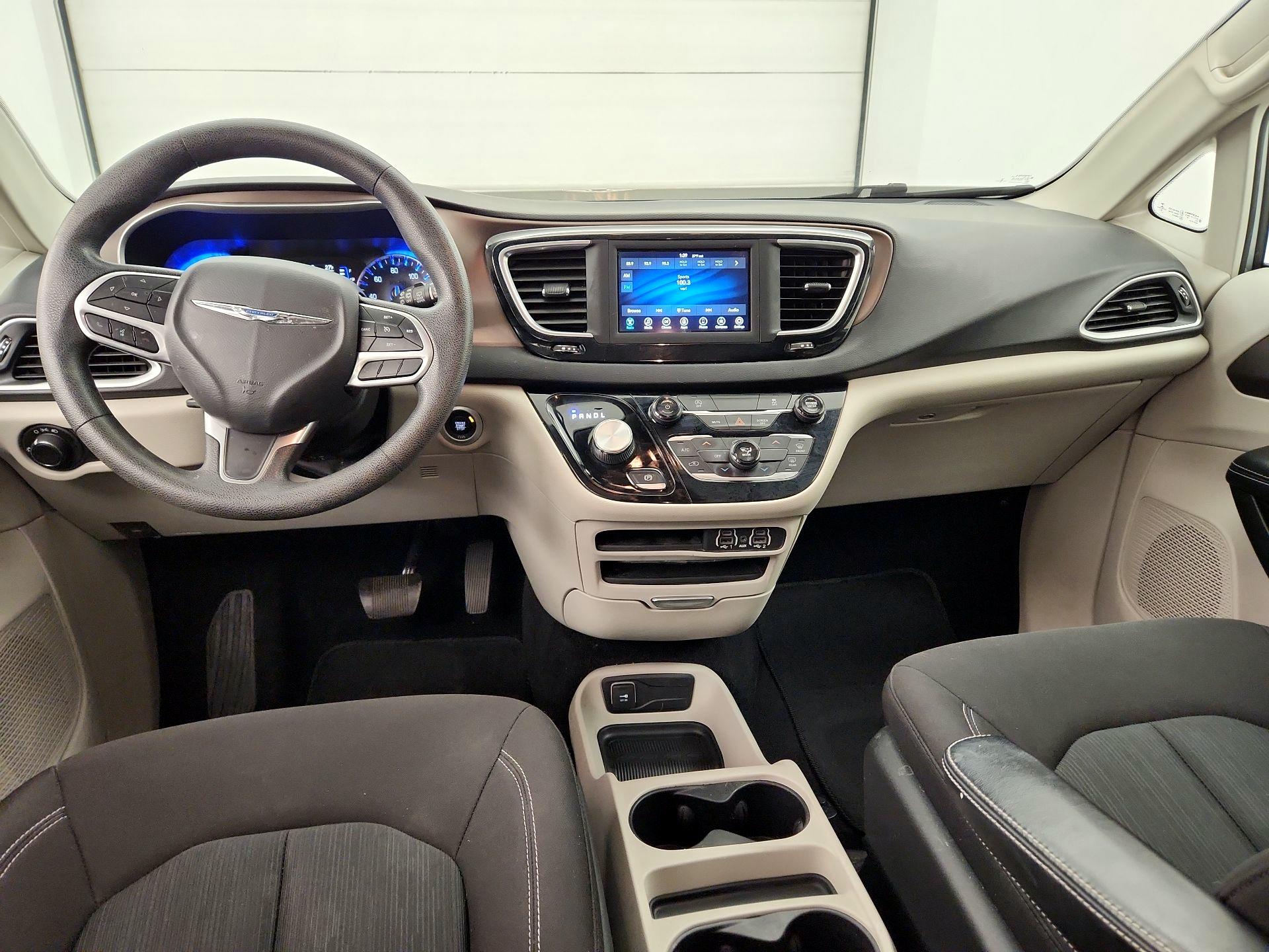 Thumbnail: 2021 Chrysler Voyager - 9