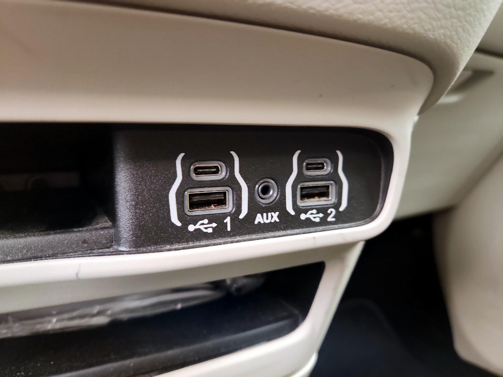 Thumbnail: 2021 Chrysler Voyager - 18