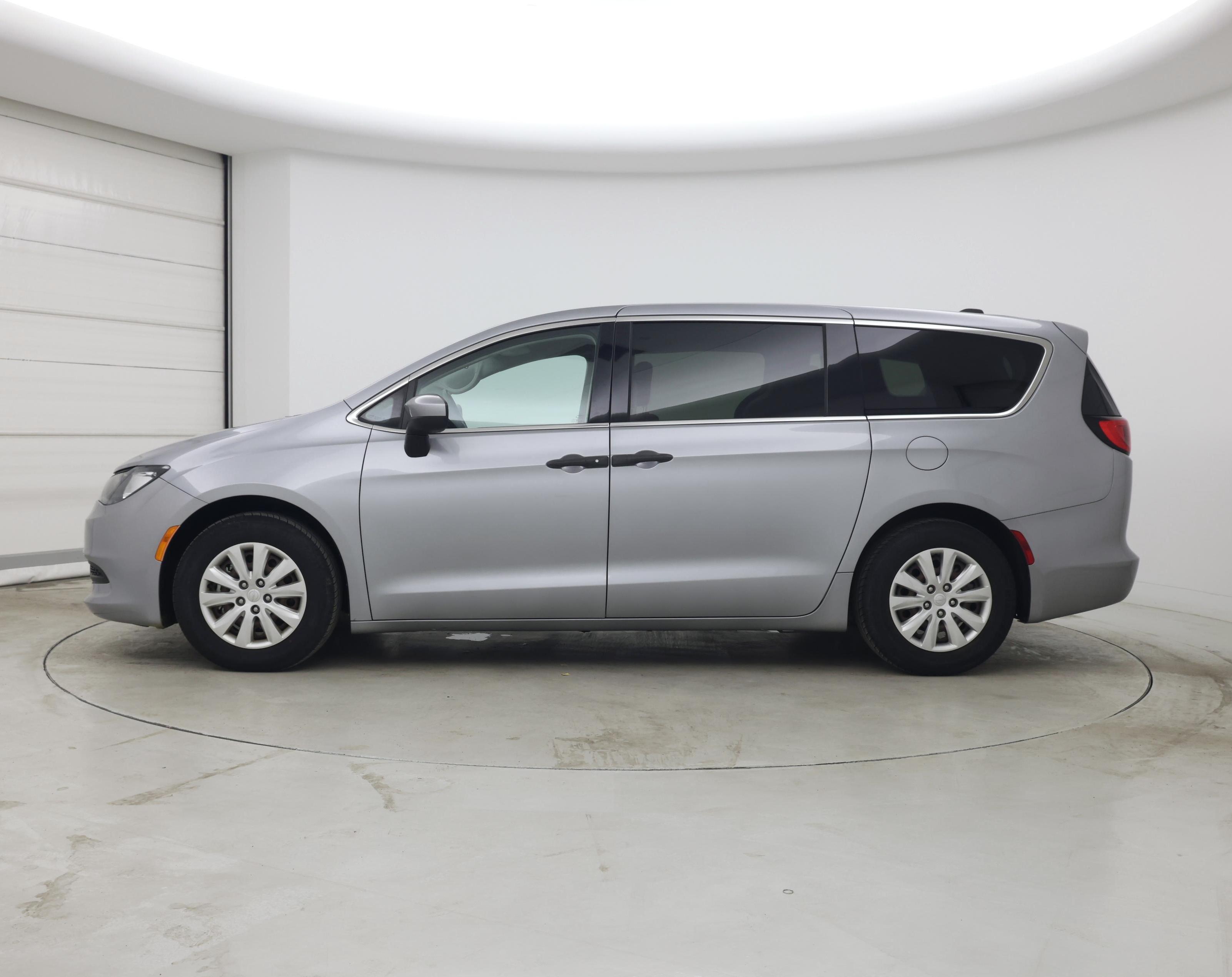 Thumbnail: 2021 Chrysler Voyager - 3