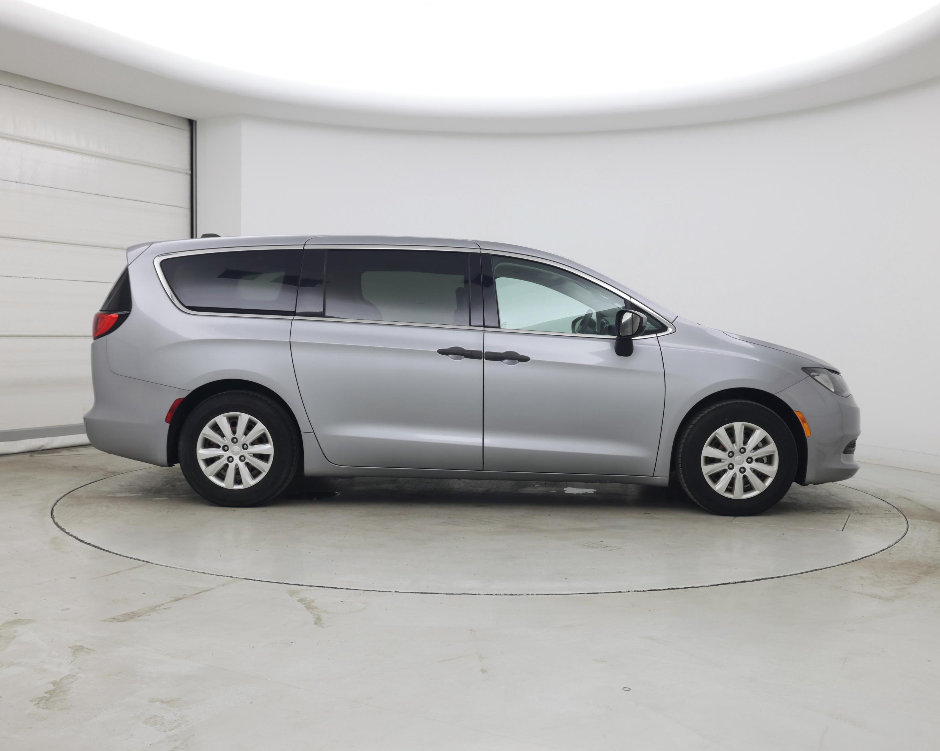 Thumbnail: 2021 Chrysler Voyager - 7