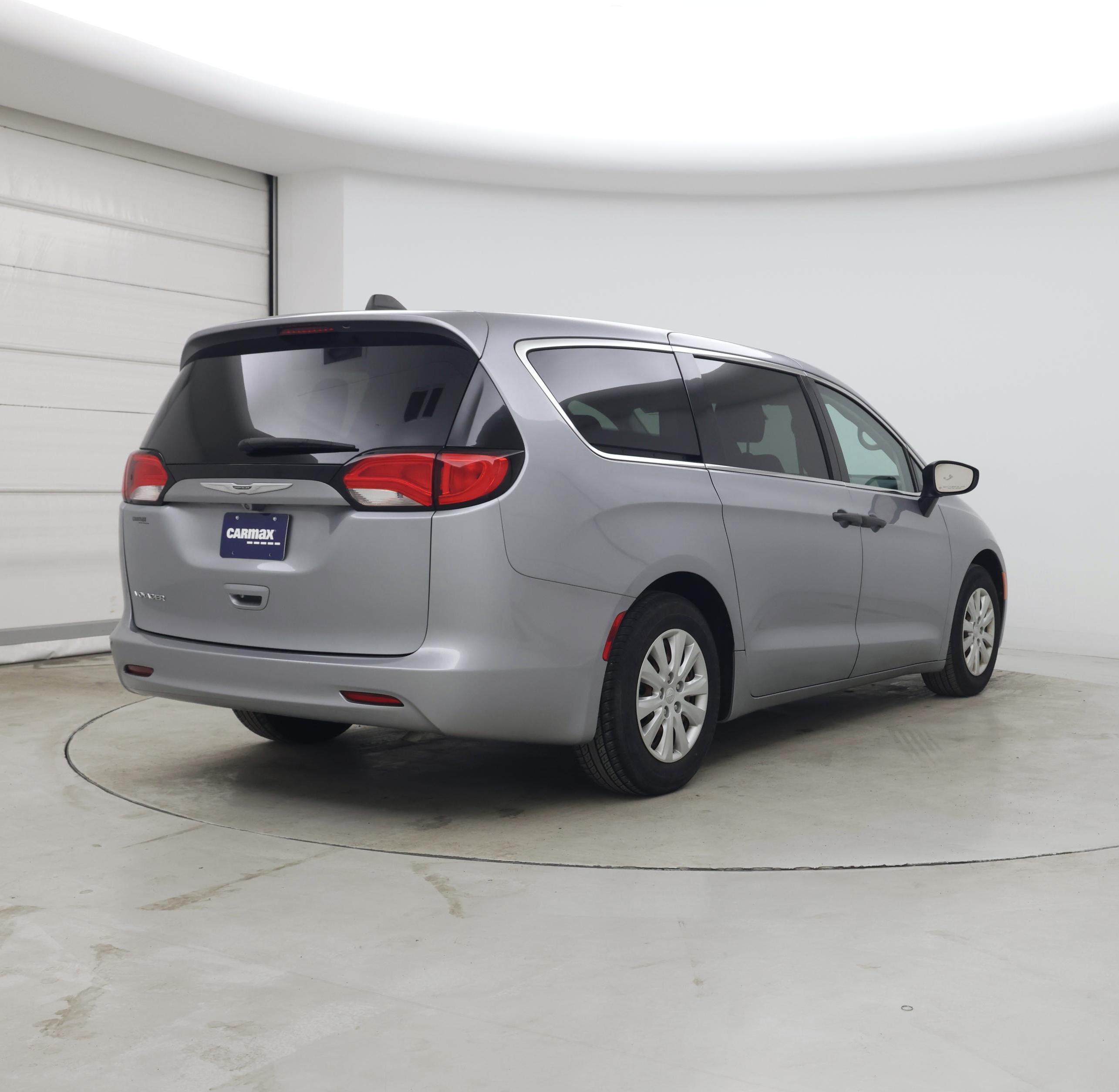 Thumbnail: 2021 Chrysler Voyager - 8