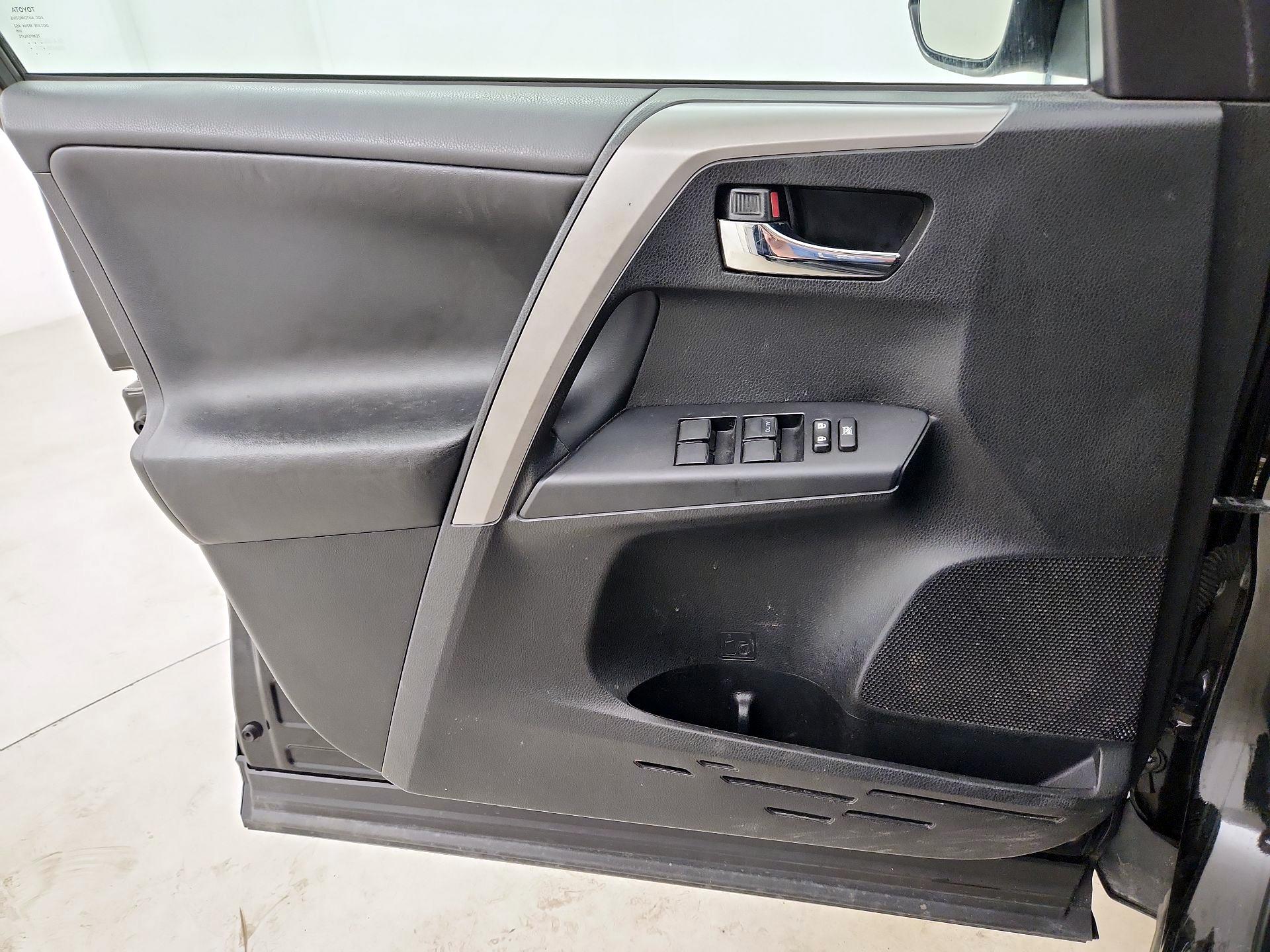 Thumbnail: 2017 Toyota RAV4 - 10