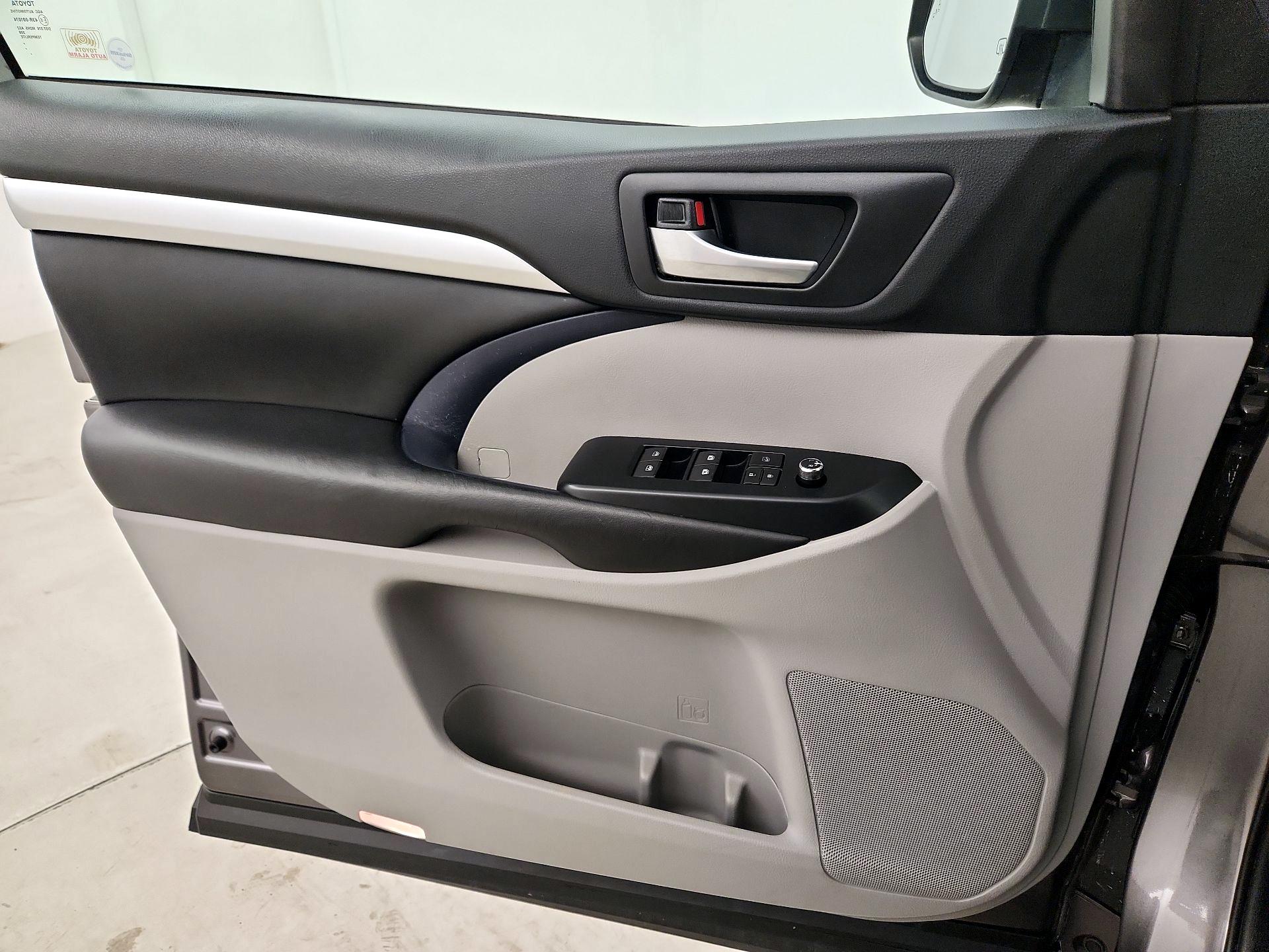 Thumbnail: 2018 Toyota Highlander - 12