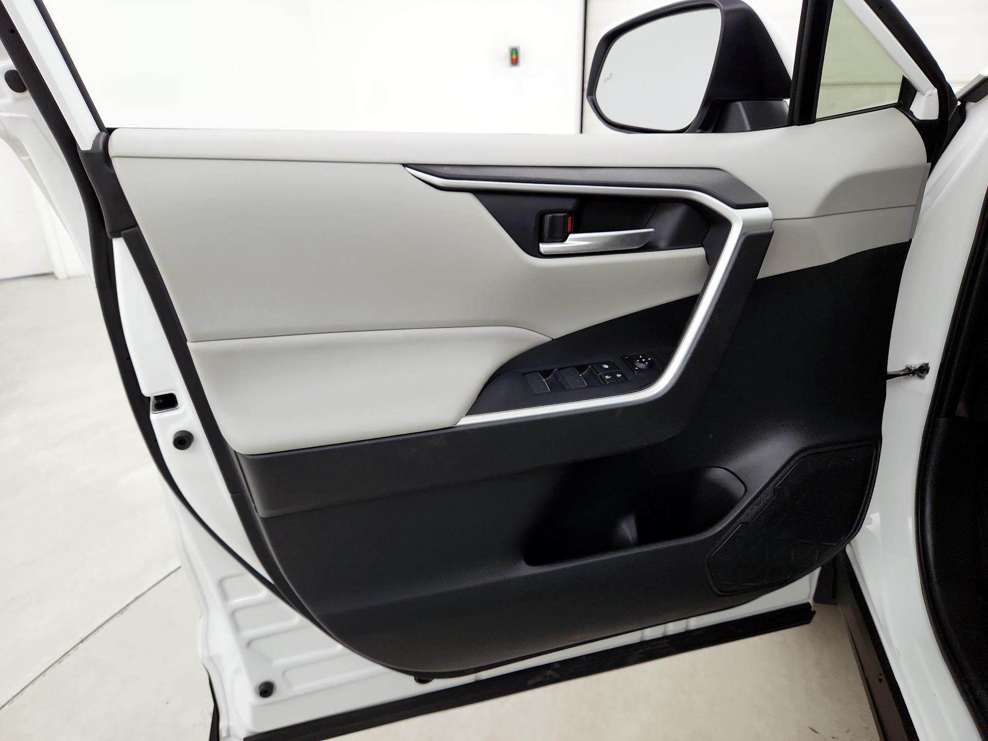 Thumbnail: 2025 Toyota RAV4 - 10