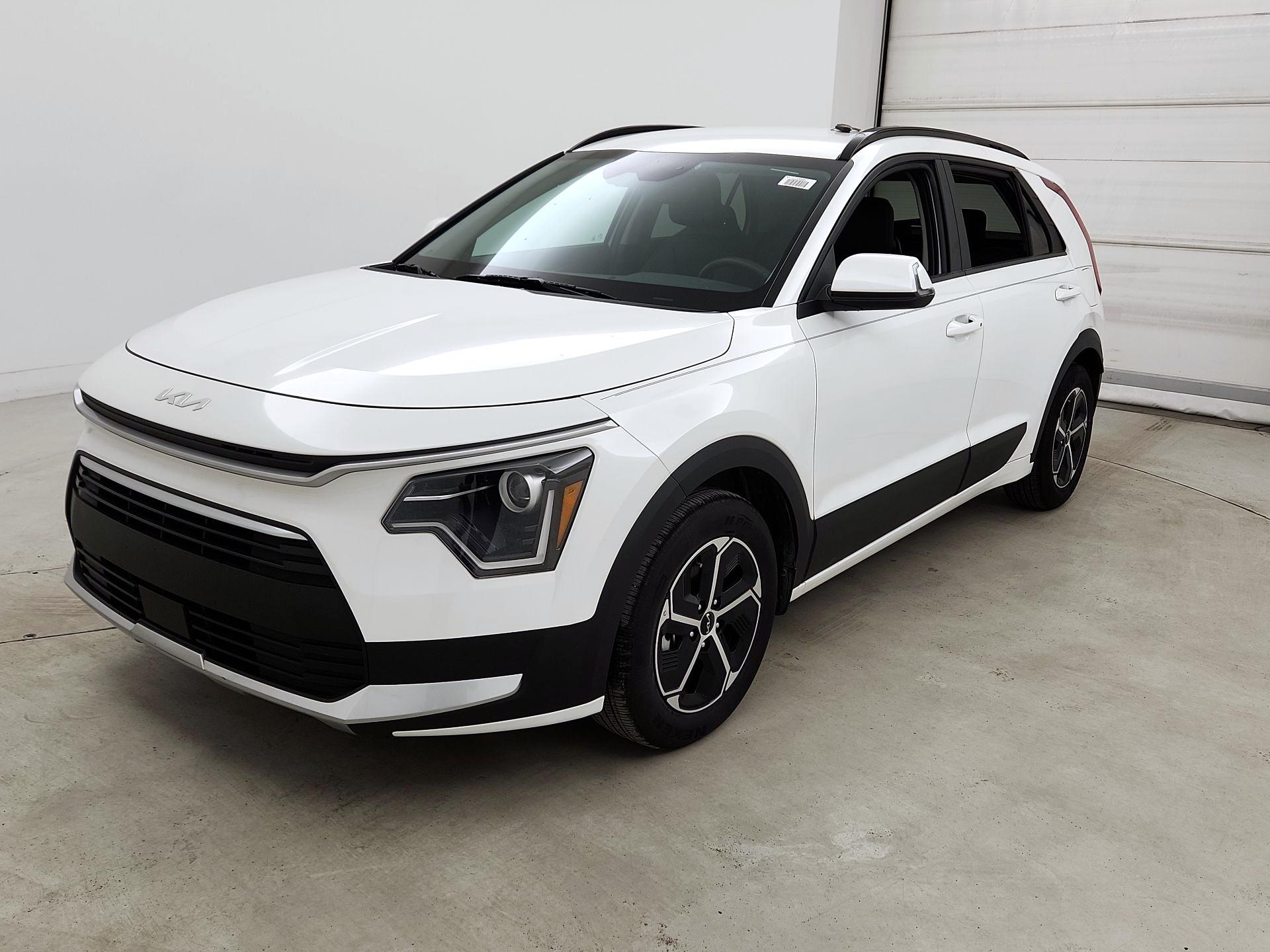 Thumbnail: 2023 Kia Niro - 3