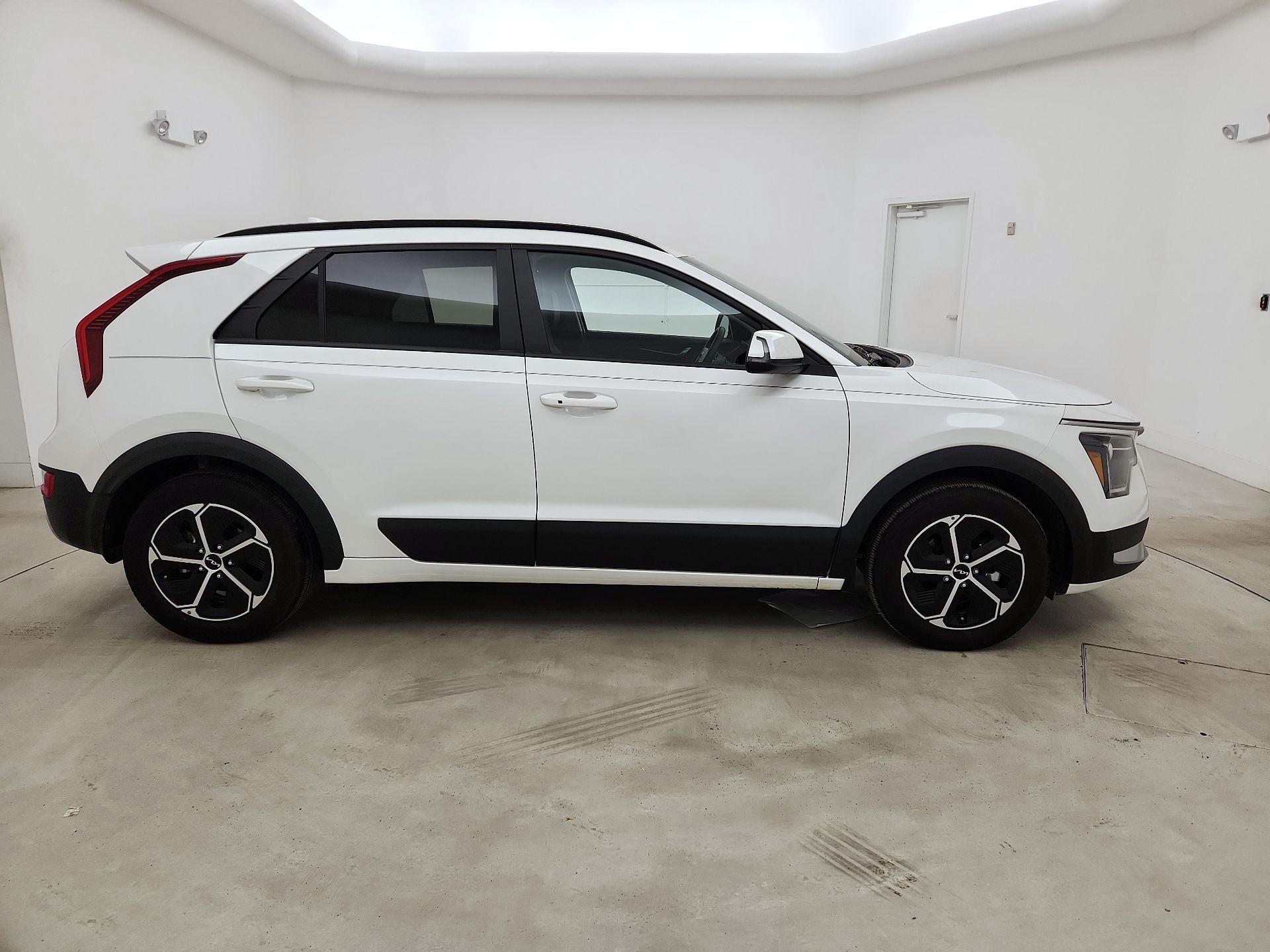 Thumbnail: 2023 Kia Niro - 4