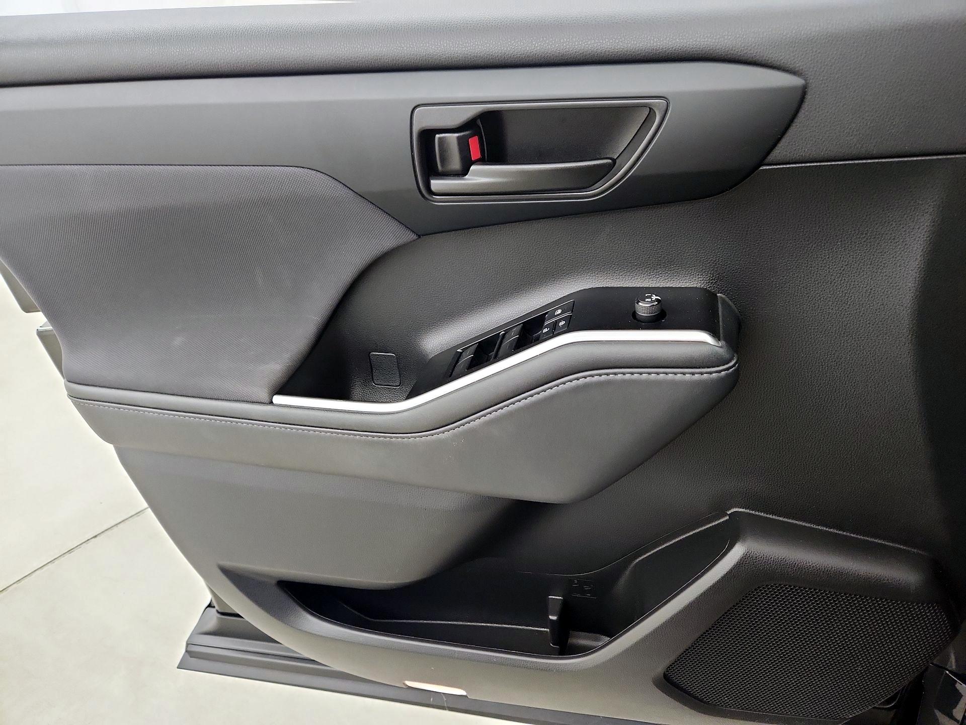 Thumbnail: 2022 Toyota Highlander - 12