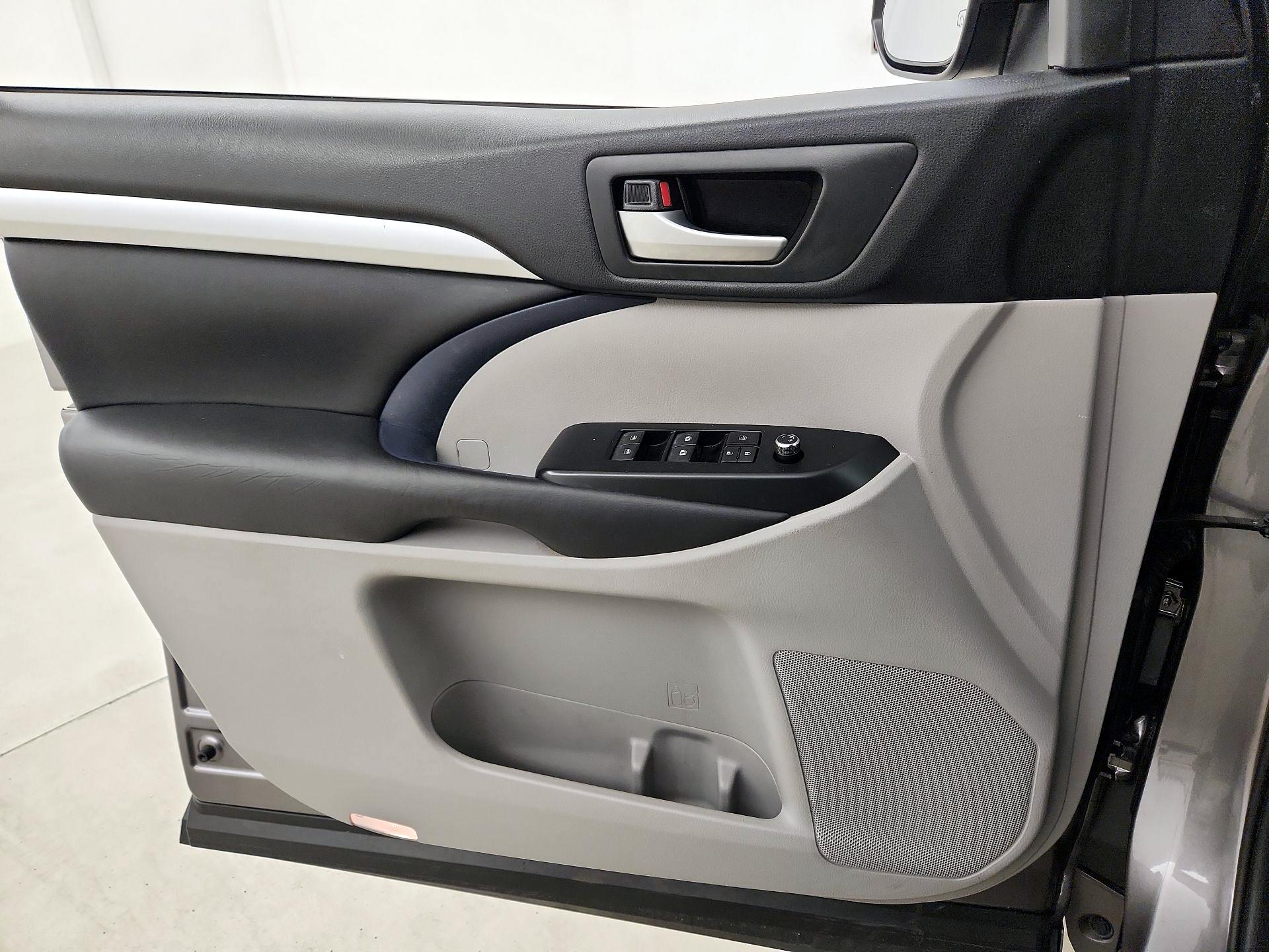 Thumbnail: 2017 Toyota Highlander - 12