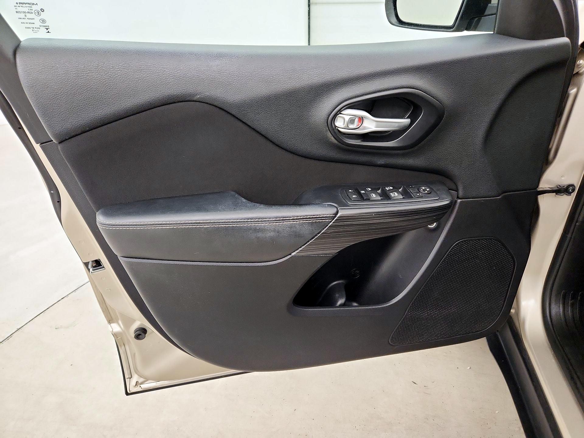 Thumbnail: 2015 Jeep Cherokee - 10