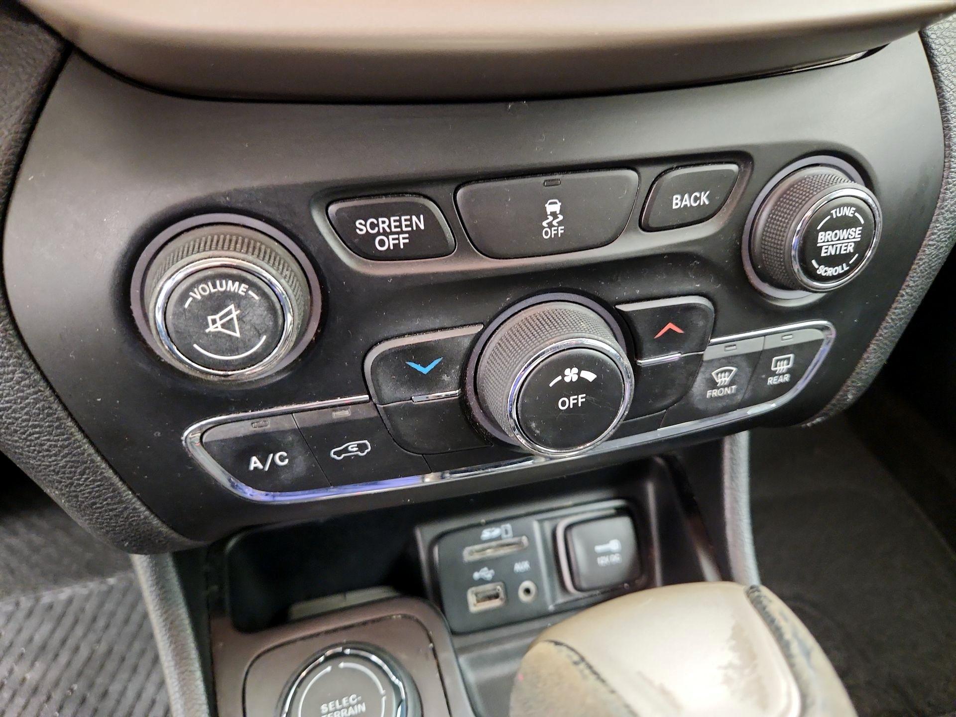 Thumbnail: 2015 Jeep Cherokee - 14