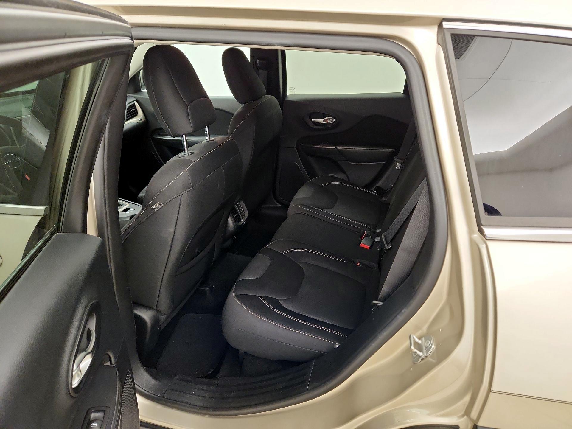 Thumbnail: 2015 Jeep Cherokee - 17