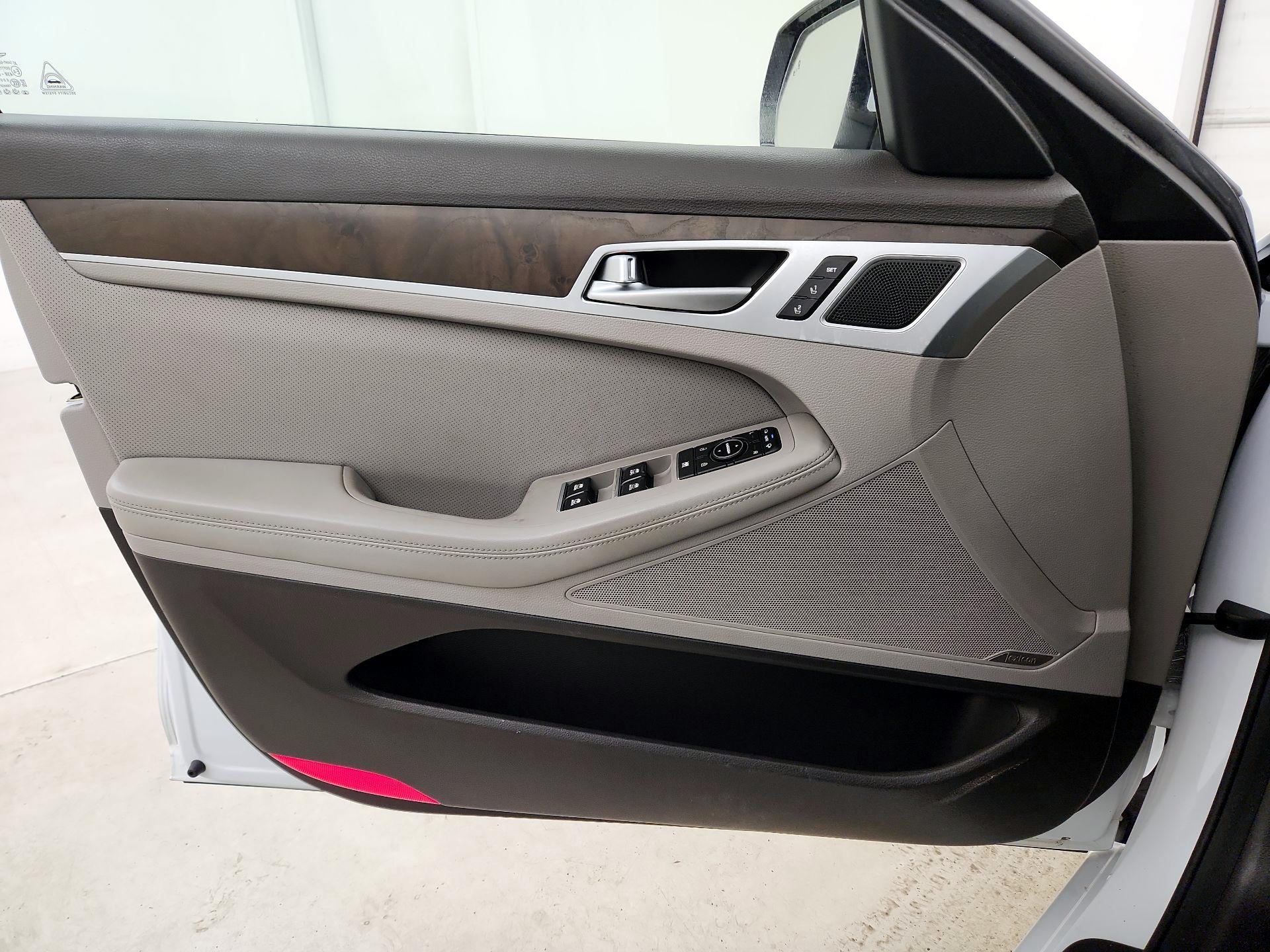 Thumbnail: 2017 Genesis G80 - 12