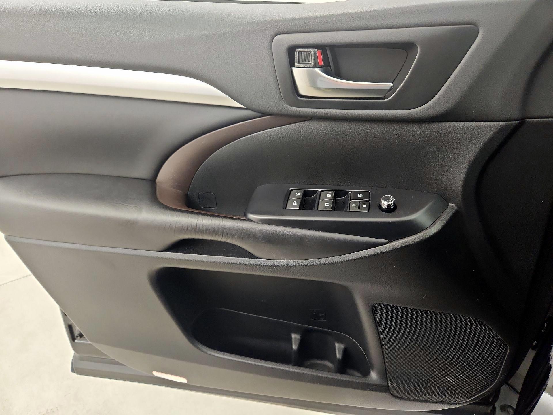 Thumbnail: 2019 Toyota Highlander - 12