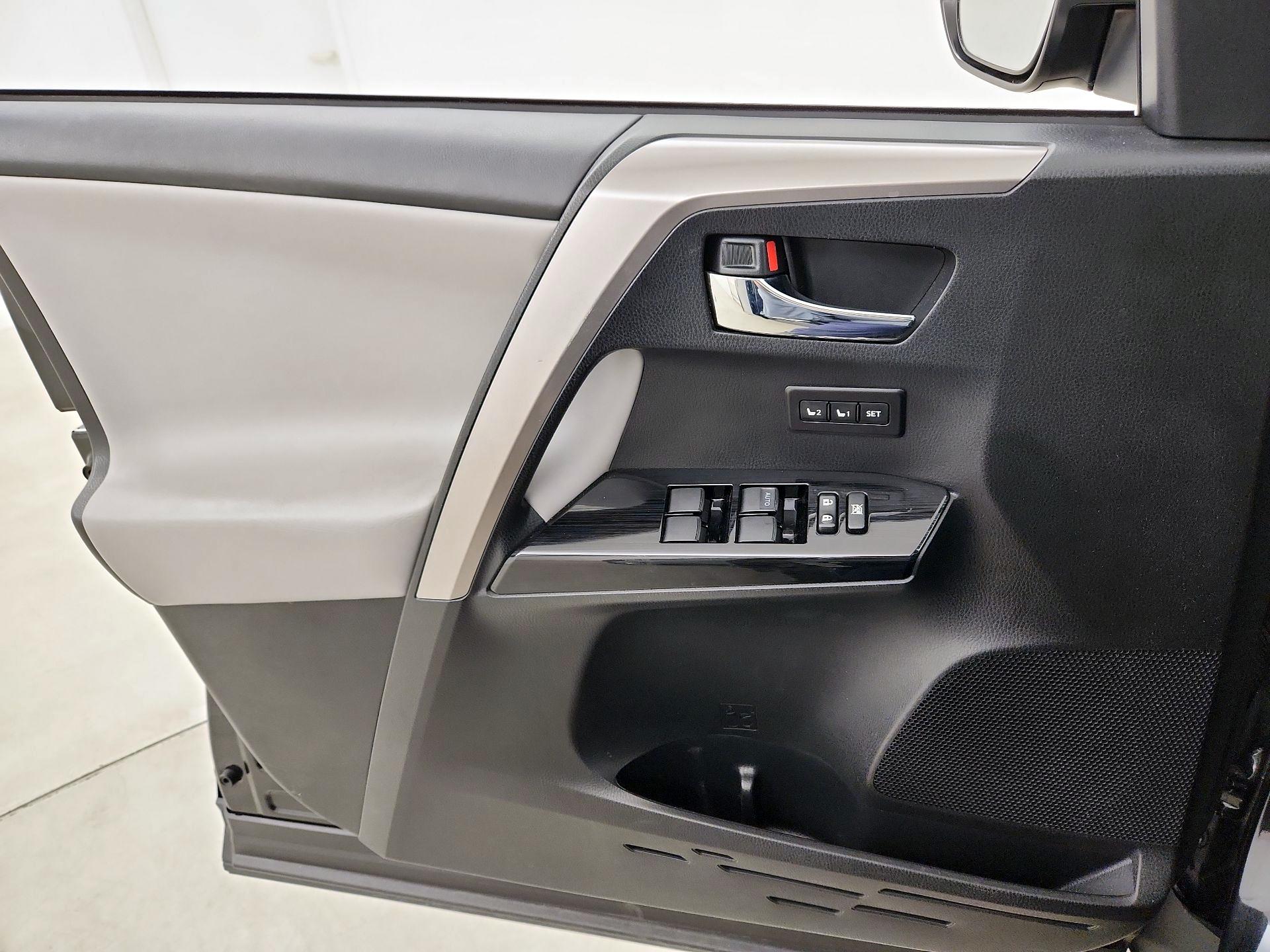 Thumbnail: 2018 Toyota RAV4 - 12