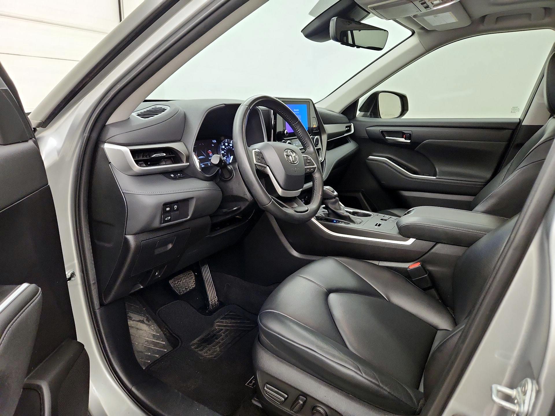 Thumbnail: 2023 Toyota Highlander - 11