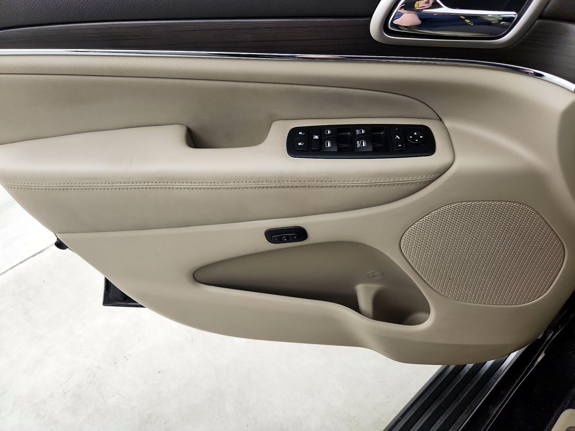 Thumbnail: 2017 Jeep Grand Cherokee - 12