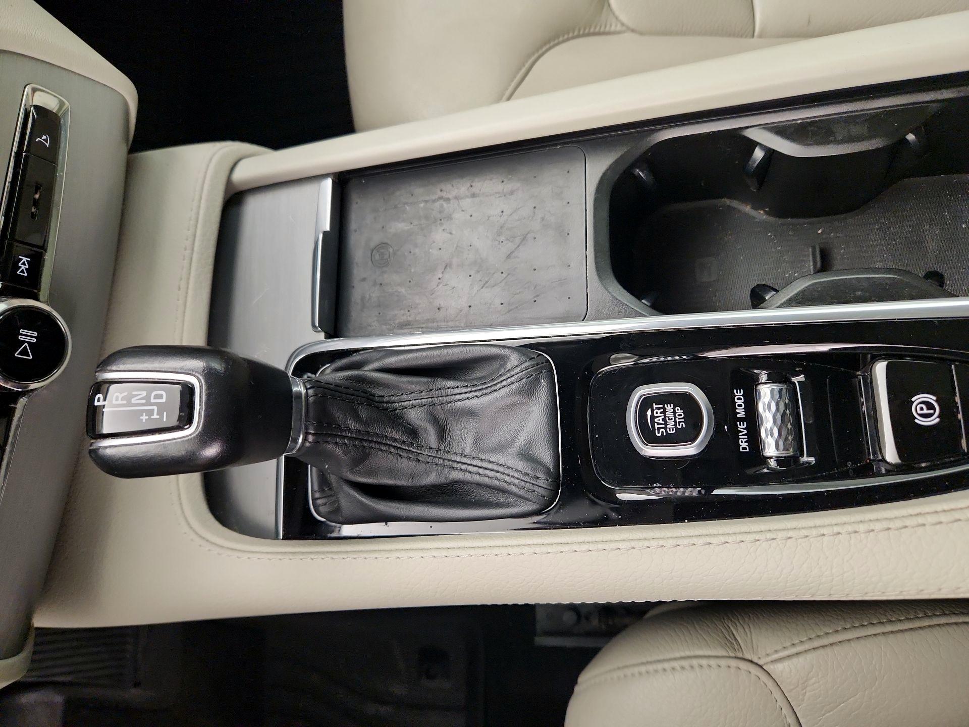 Thumbnail: 2021 Volvo XC90 - 17