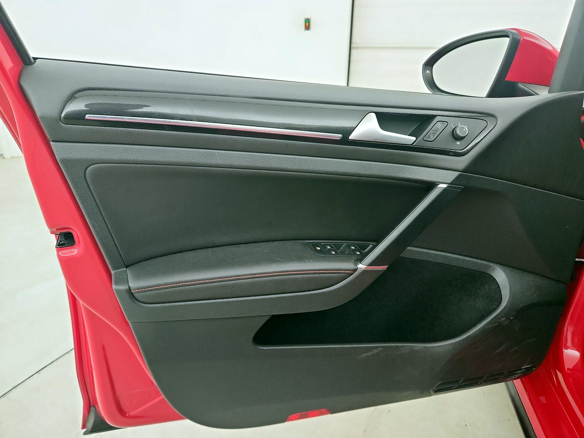 Thumbnail: 2016 Volkswagen Golf - 12