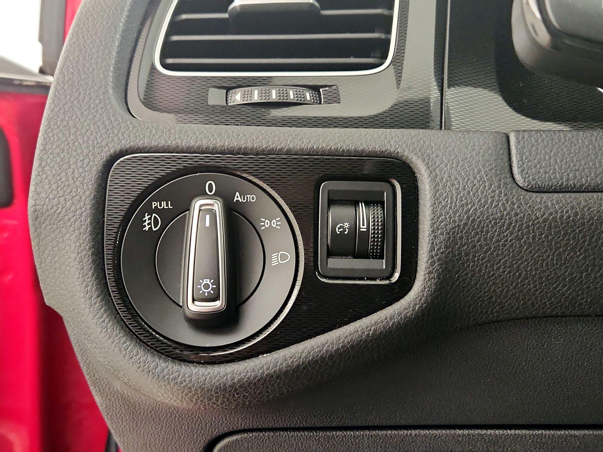 Thumbnail: 2016 Volkswagen Golf - 13