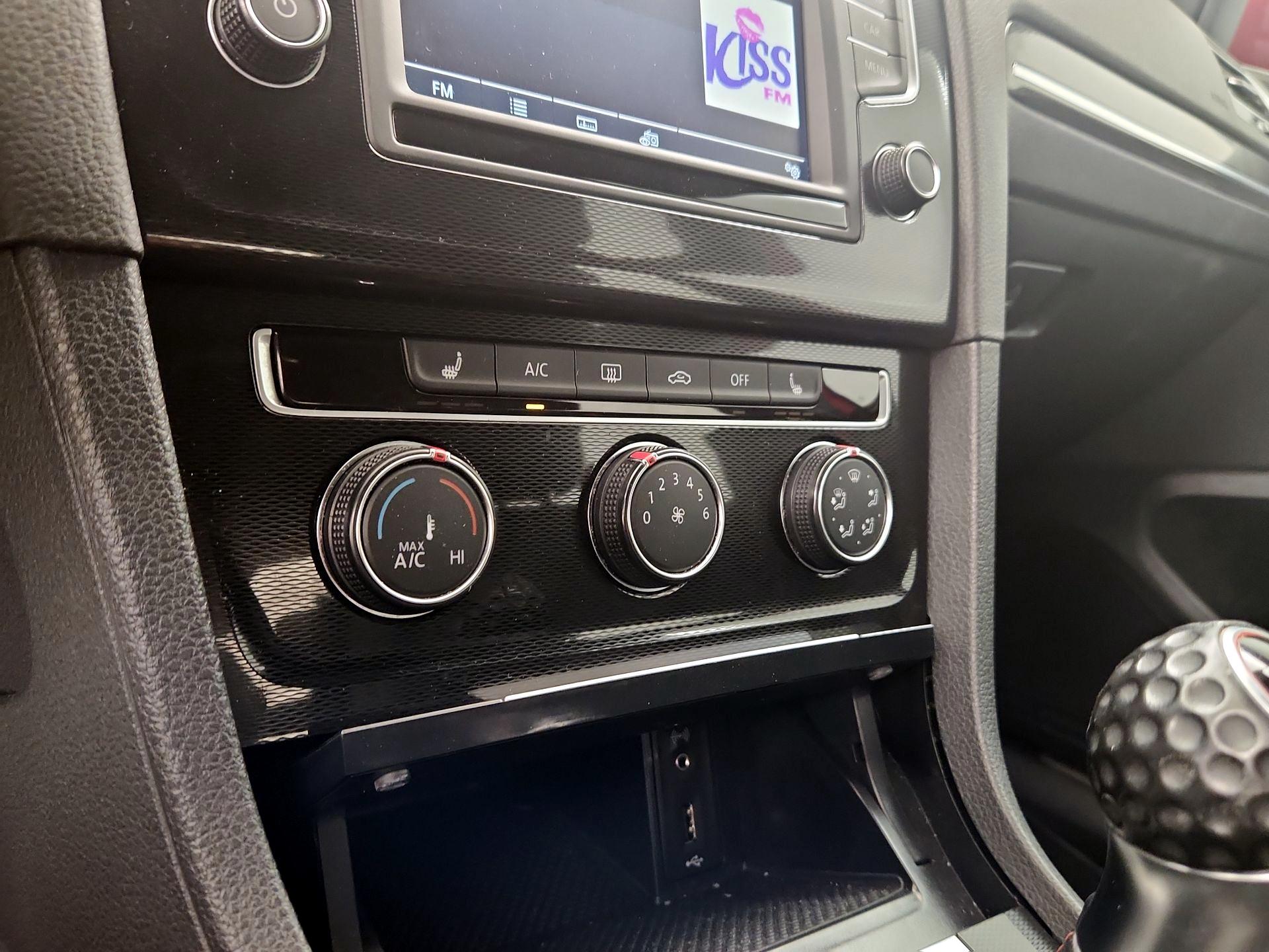 Thumbnail: 2016 Volkswagen Golf - 16