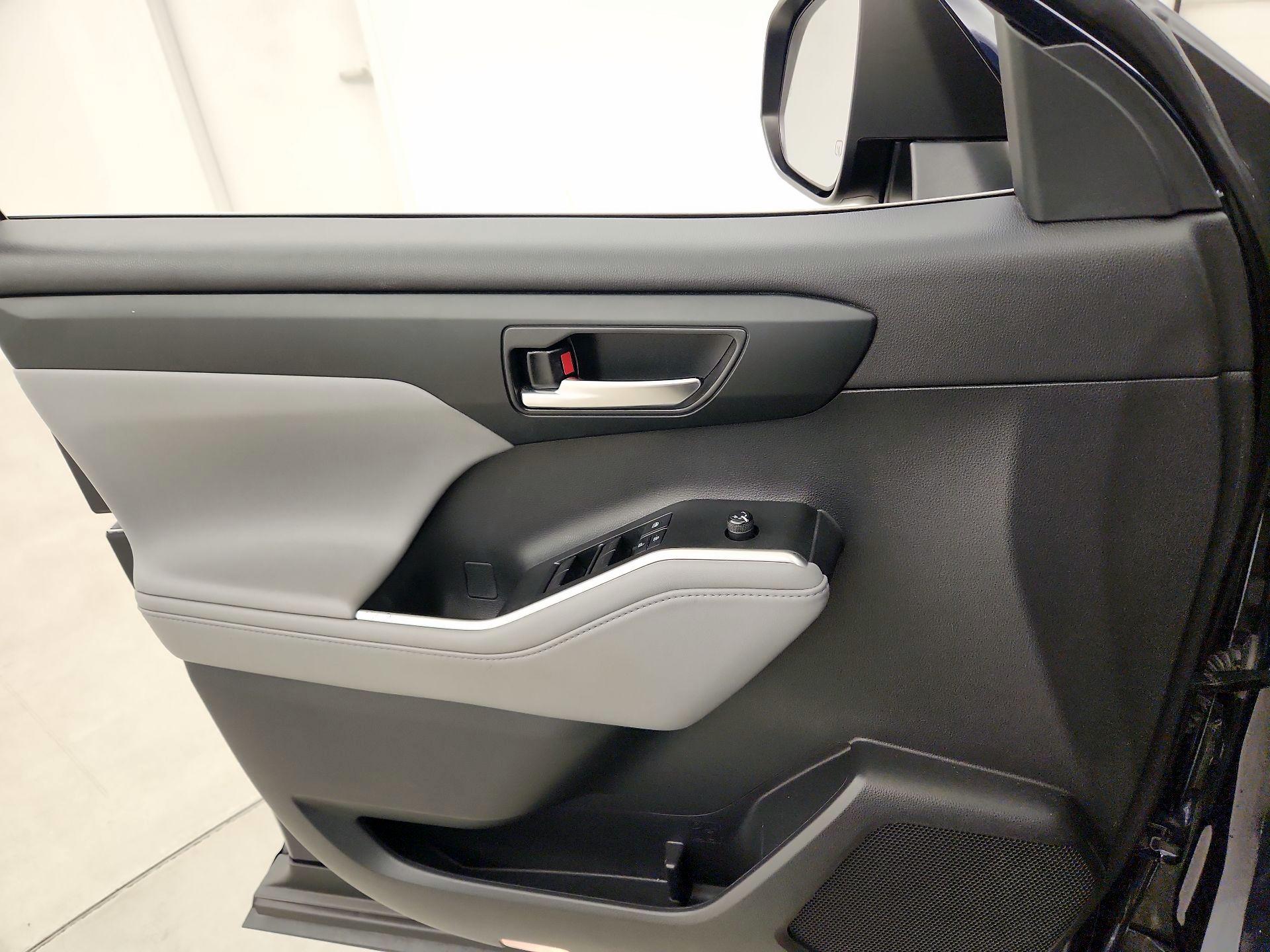 Thumbnail: 2021 Toyota Highlander - 12