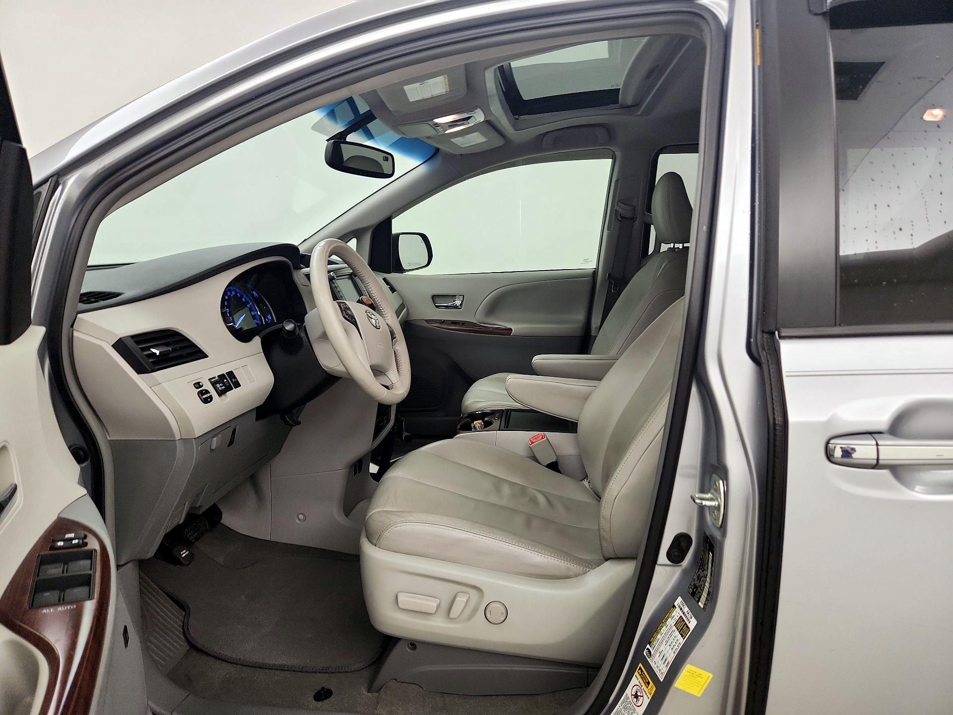 Thumbnail: 2014 Toyota Sienna - 9