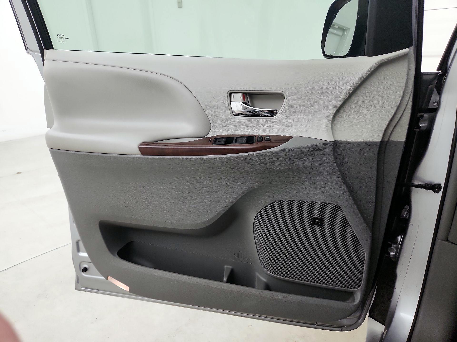 Thumbnail: 2014 Toyota Sienna - 10