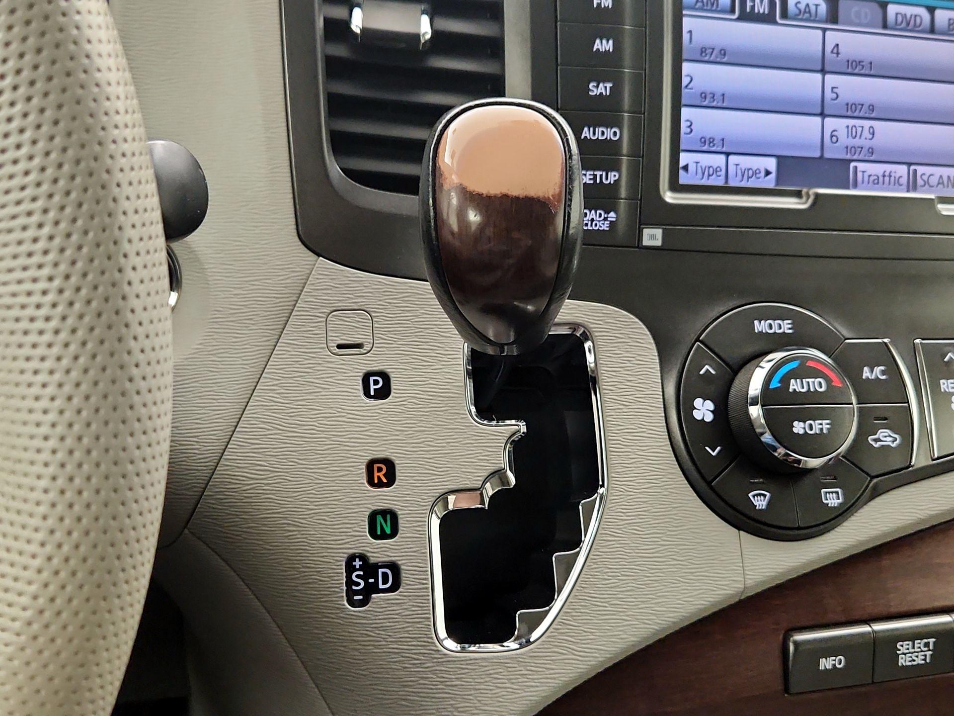 Thumbnail: 2014 Toyota Sienna - 16