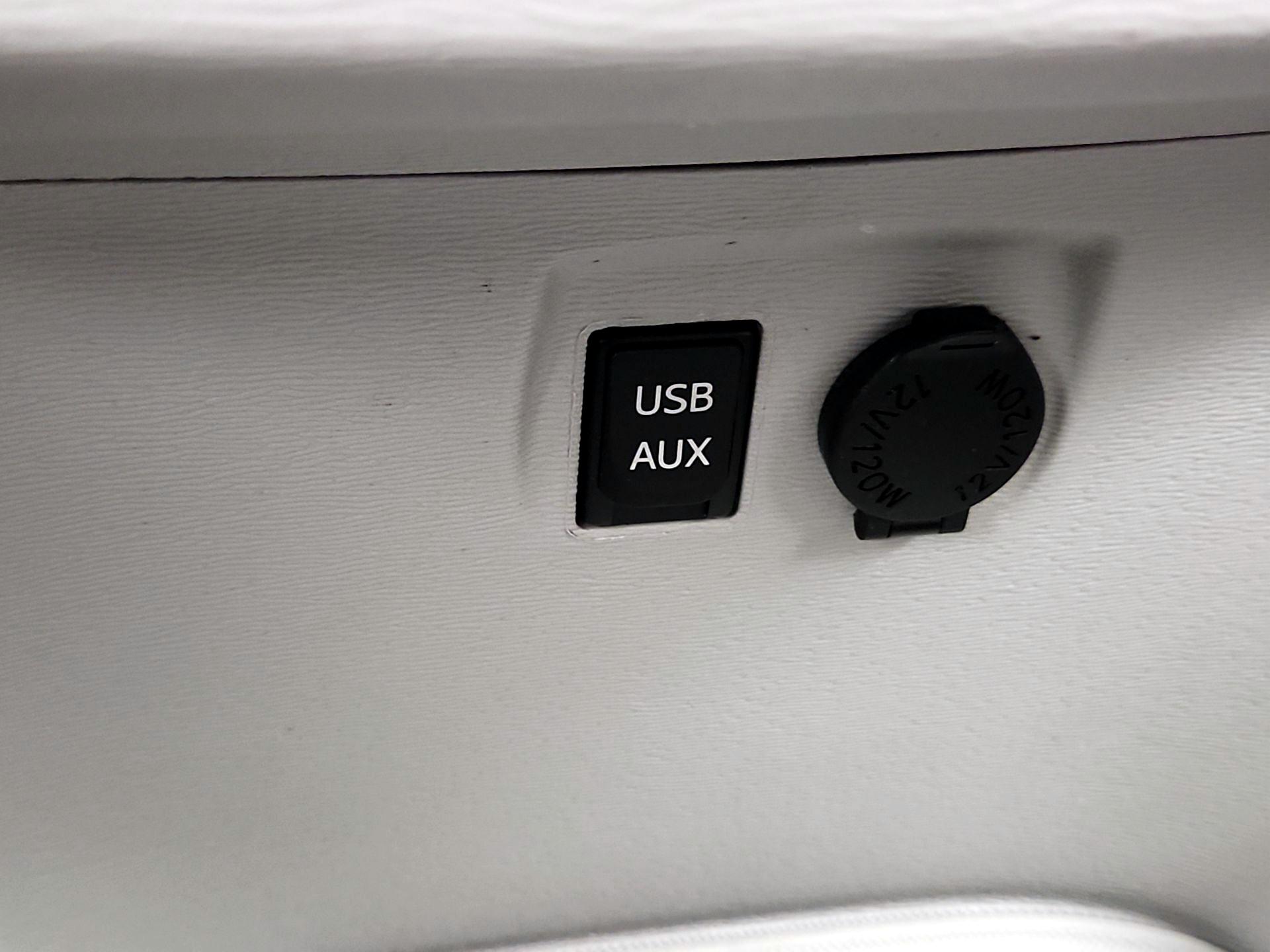 Thumbnail: 2014 Toyota Sienna - 17