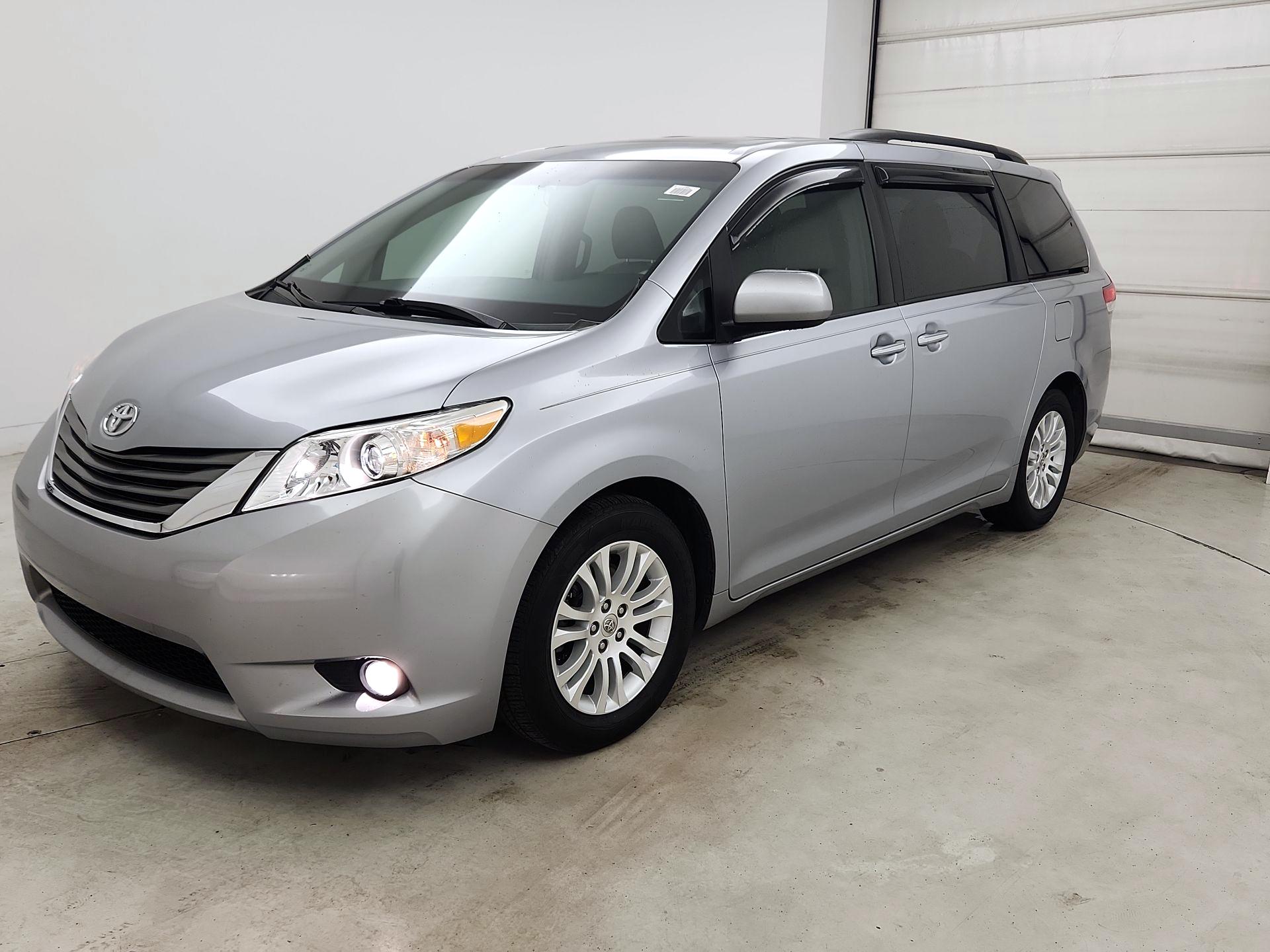 Thumbnail: 2014 Toyota Sienna - 3