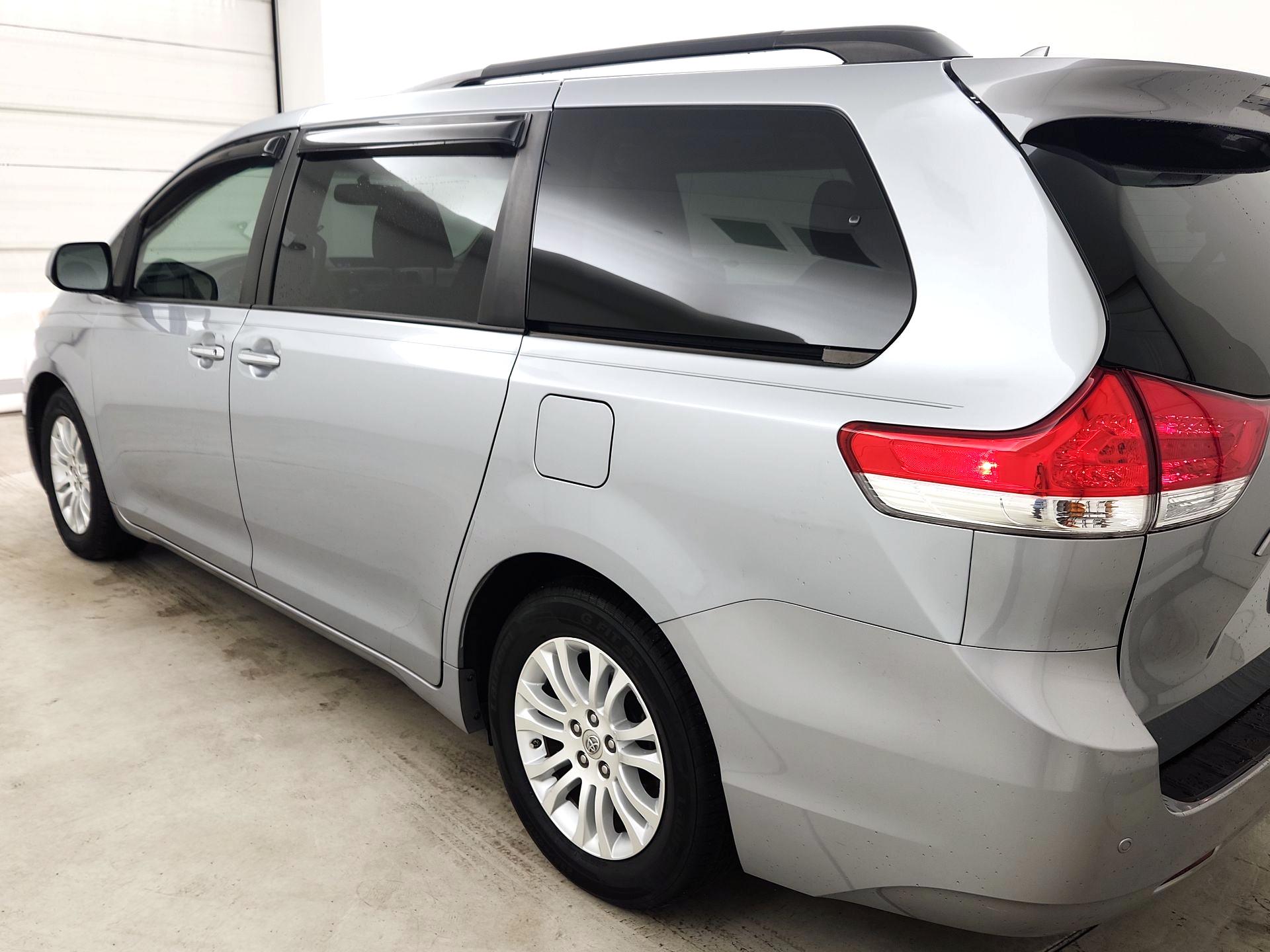 Thumbnail: 2014 Toyota Sienna - 6