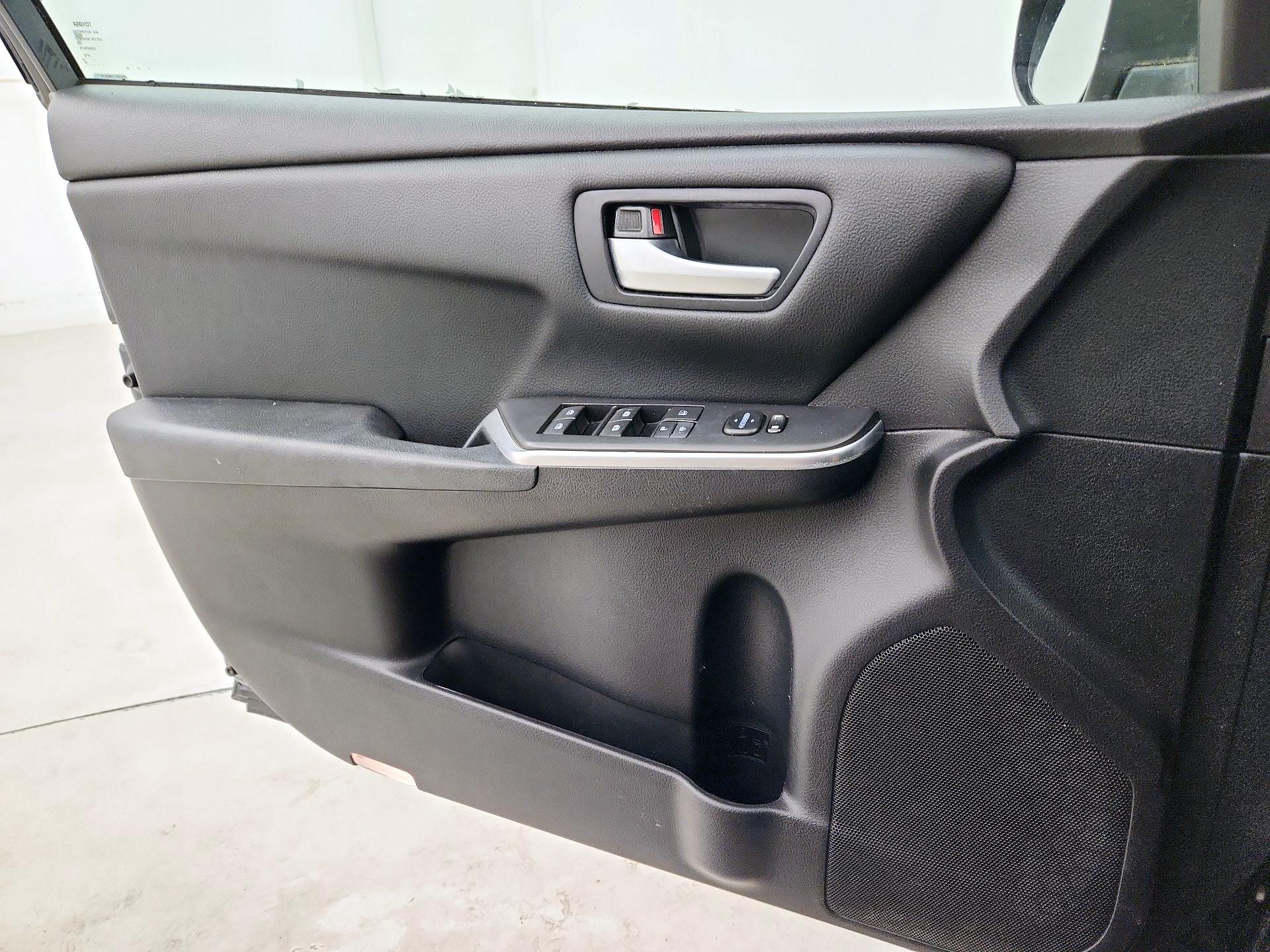 Thumbnail: 2015 Toyota Camry - 10