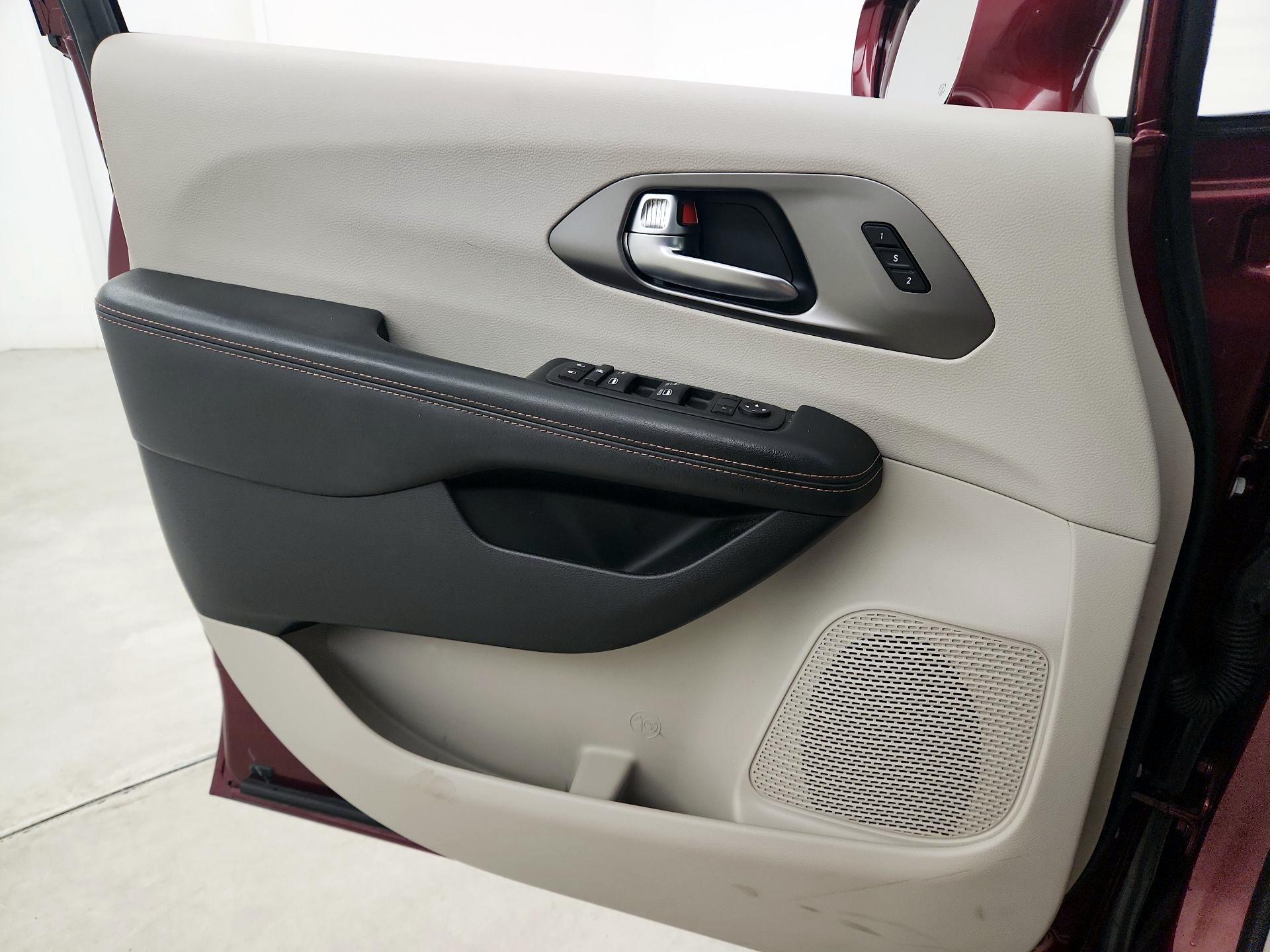 Thumbnail: 2020 Chrysler Pacifica - 12