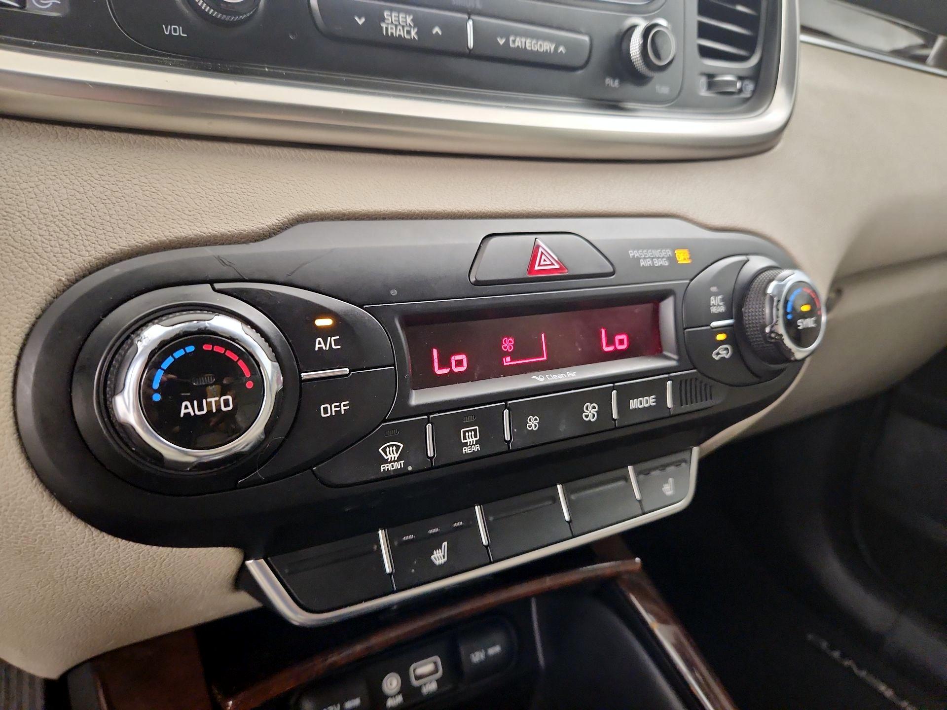 Thumbnail: 2016 Kia Sorento - 16