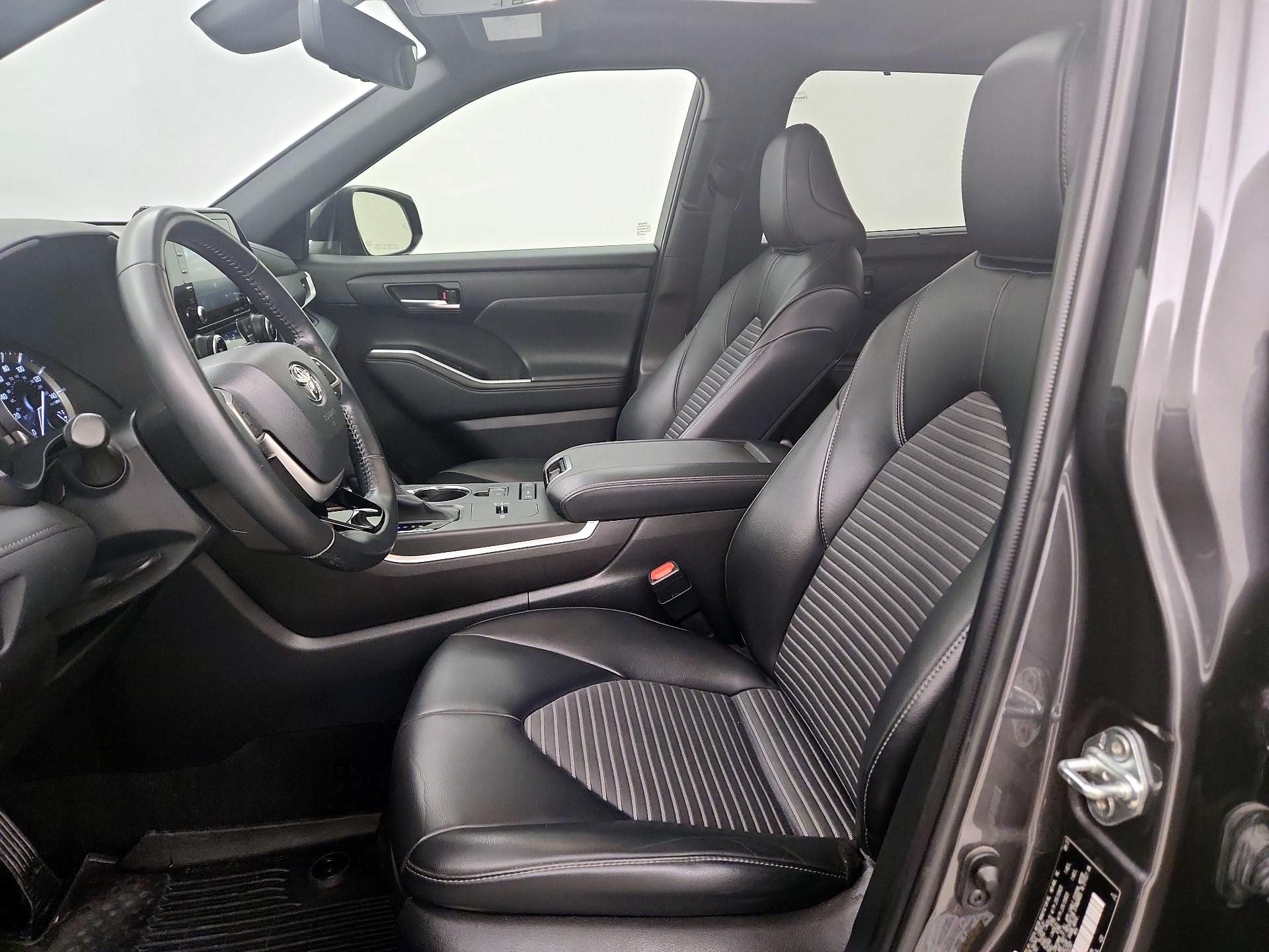 Thumbnail: 2022 Toyota Highlander - 11