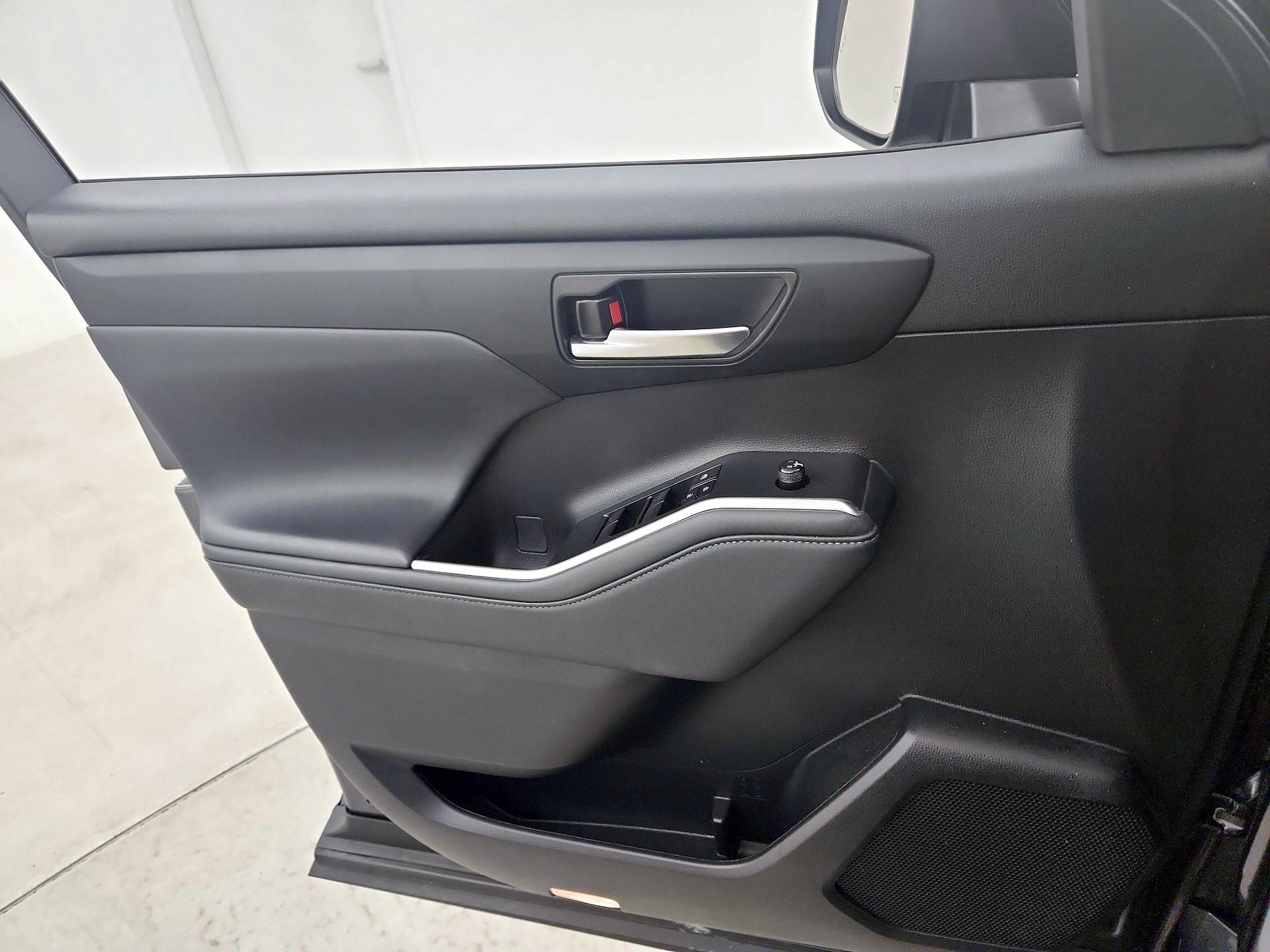 Thumbnail: 2022 Toyota Highlander - 12