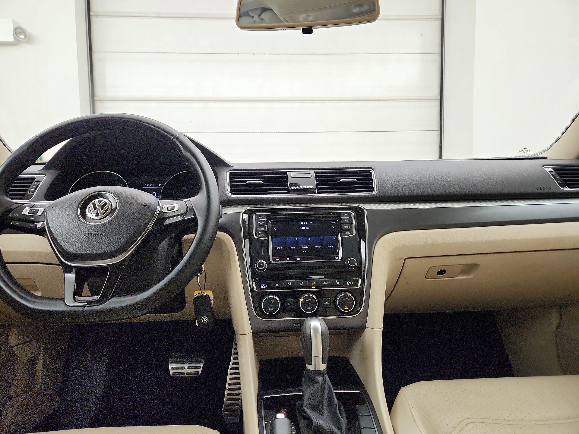 Thumbnail: 2018 Volkswagen Passat - 9