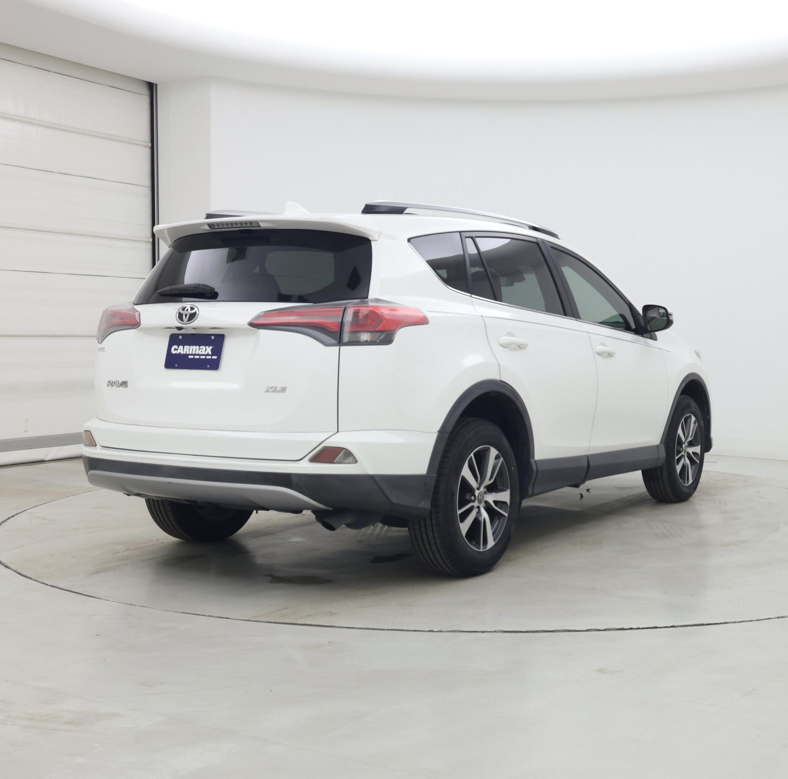 Thumbnail: 2017 Toyota RAV4 - 8