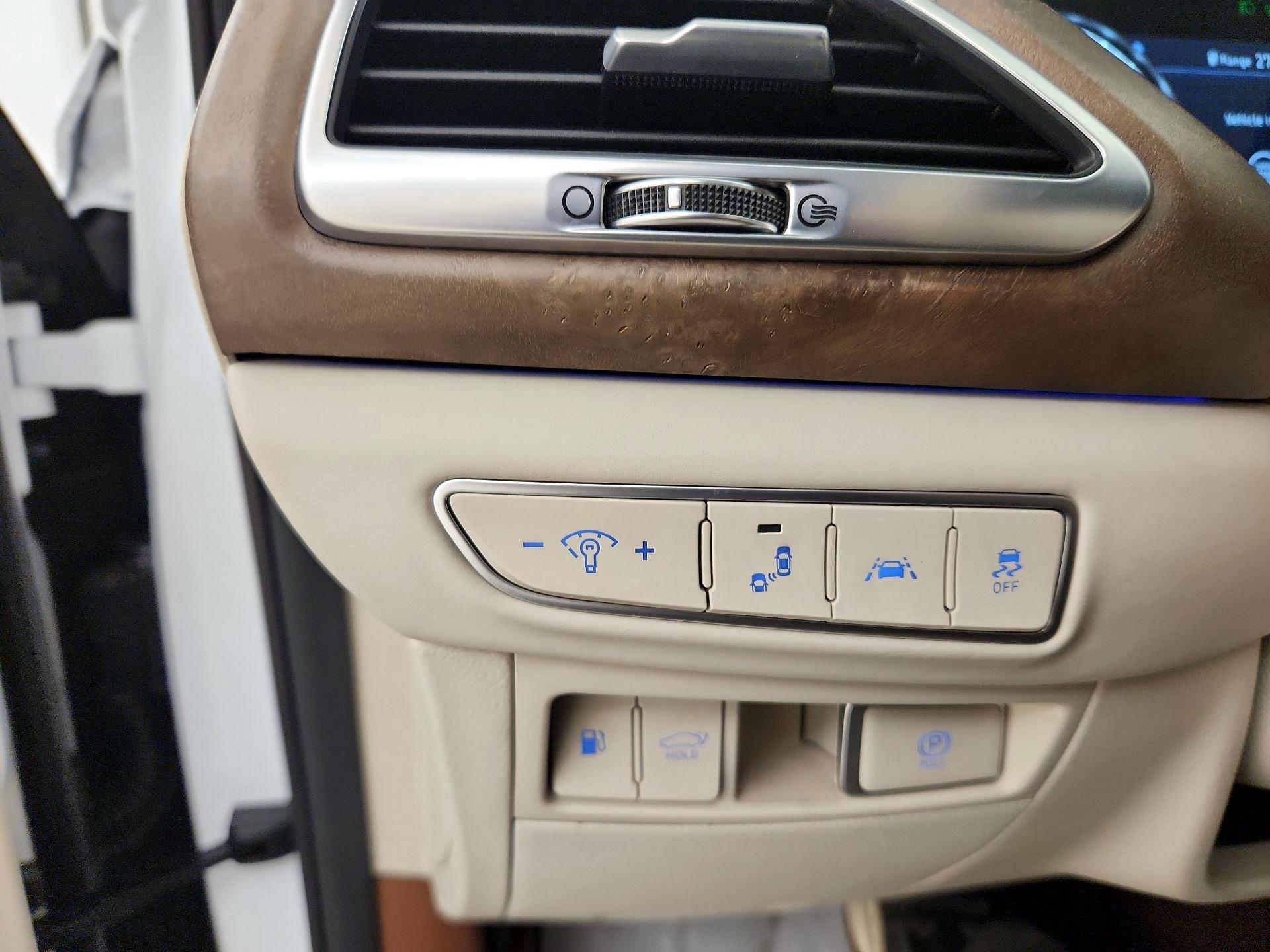 Thumbnail: 2022 Genesis G90 - 13