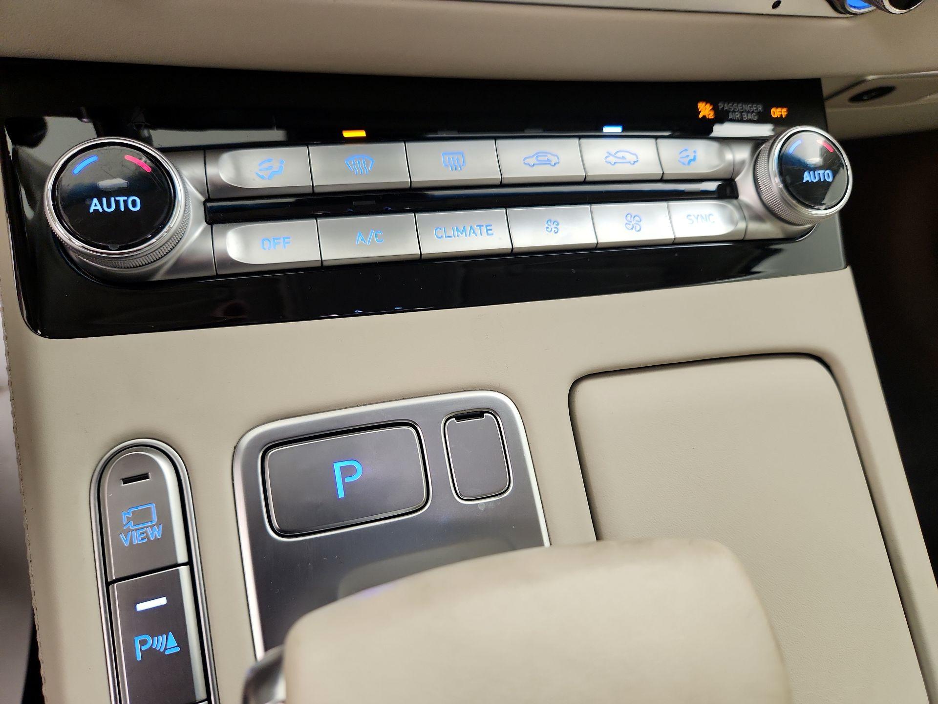 Thumbnail: 2022 Genesis G90 - 17