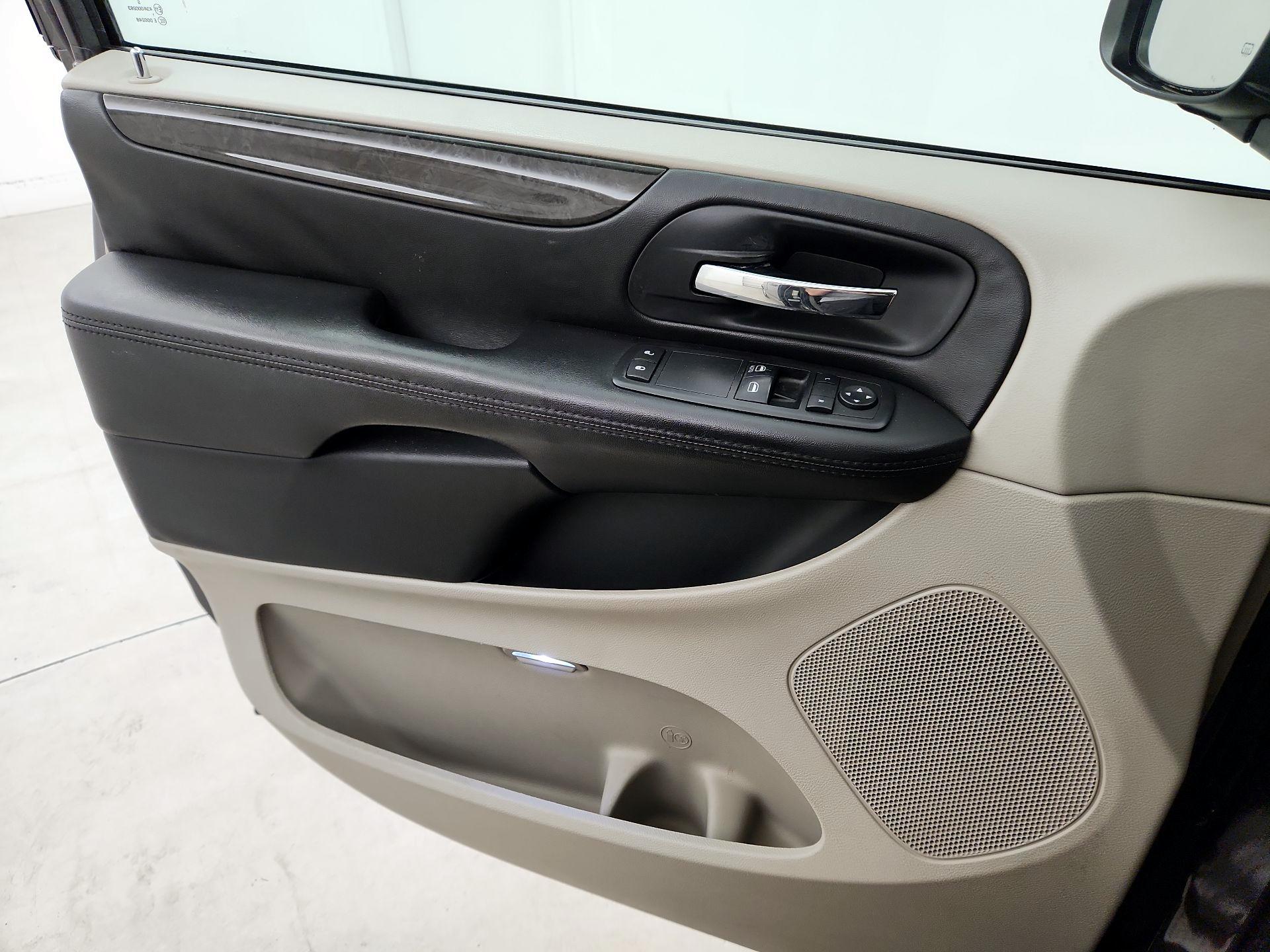 Thumbnail: 2016 Dodge Grand Caravan - 12