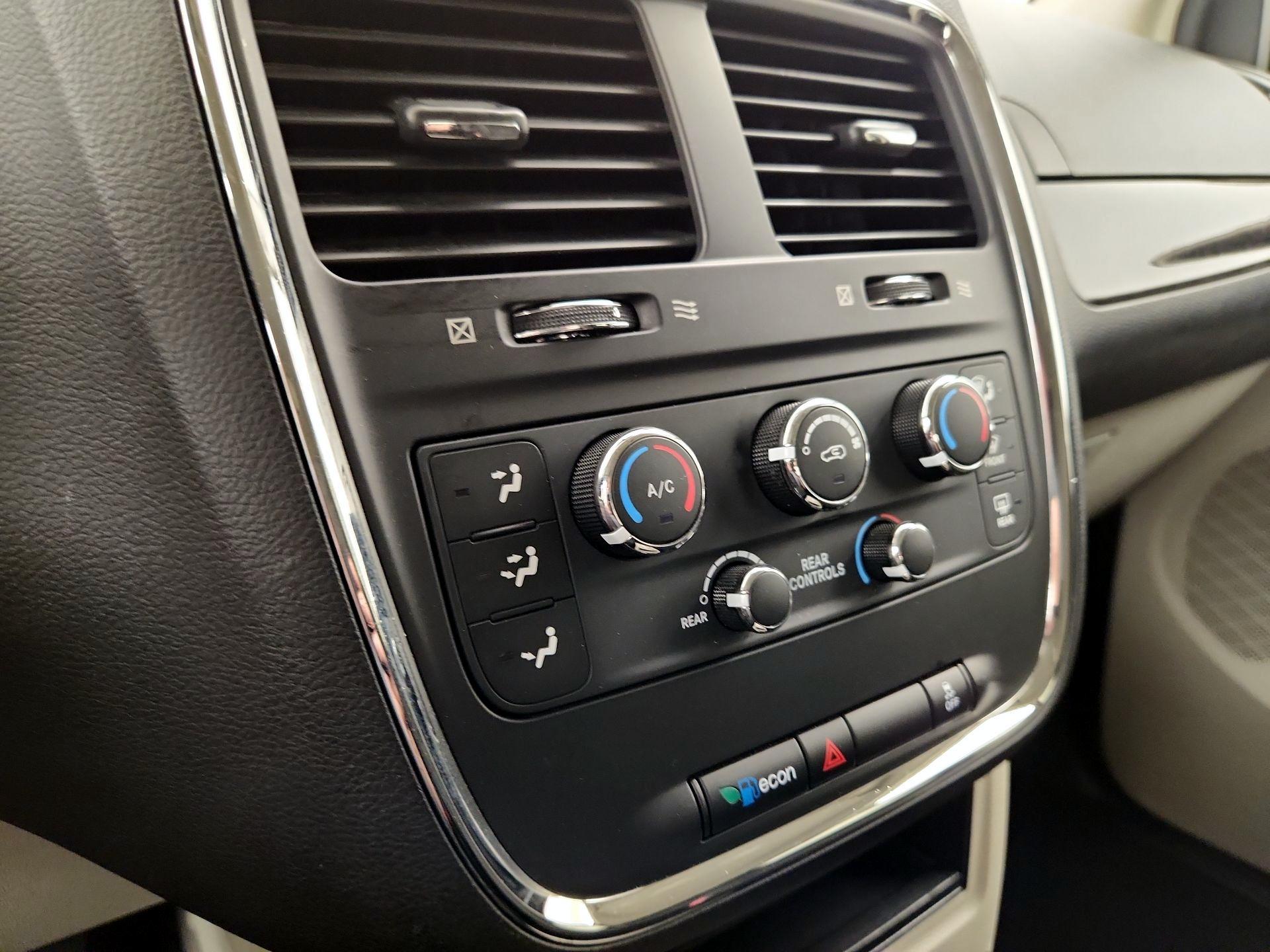 Thumbnail: 2016 Dodge Grand Caravan - 15