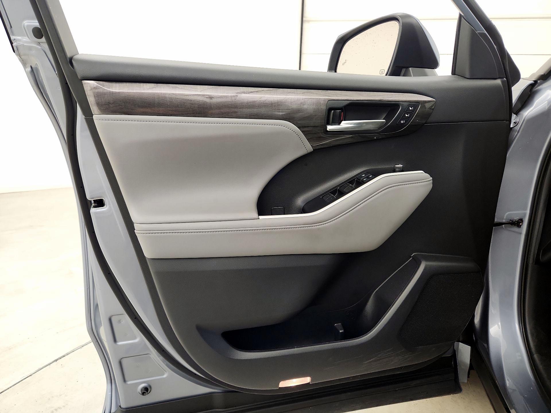 Thumbnail: 2021 Toyota Highlander - 12