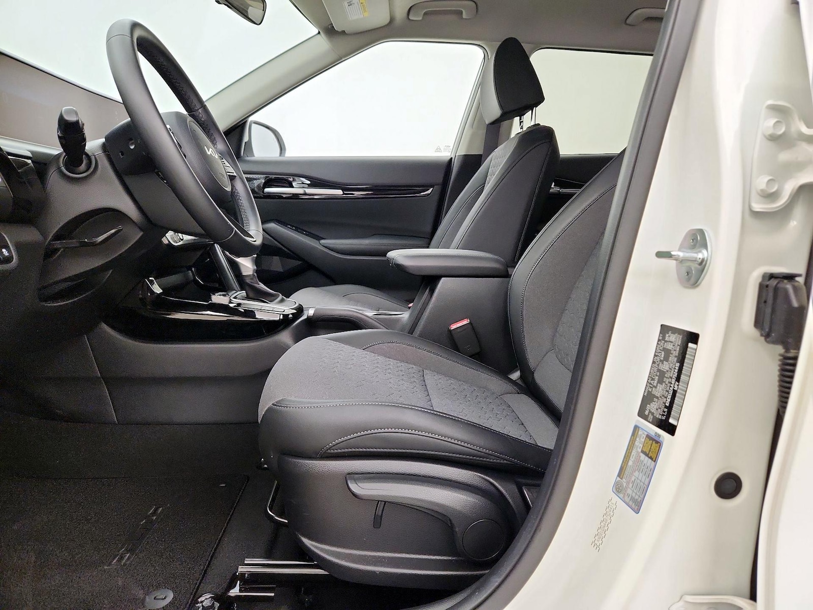 2024 Kia Seltos S - Photo 12