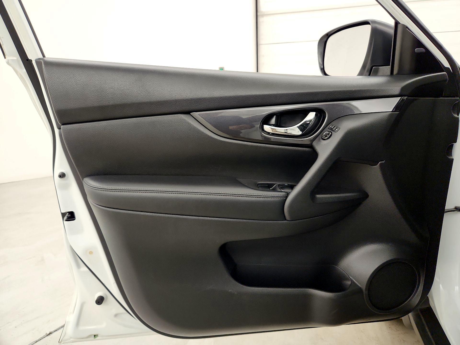 Thumbnail: 2017 Nissan Rogue - 12