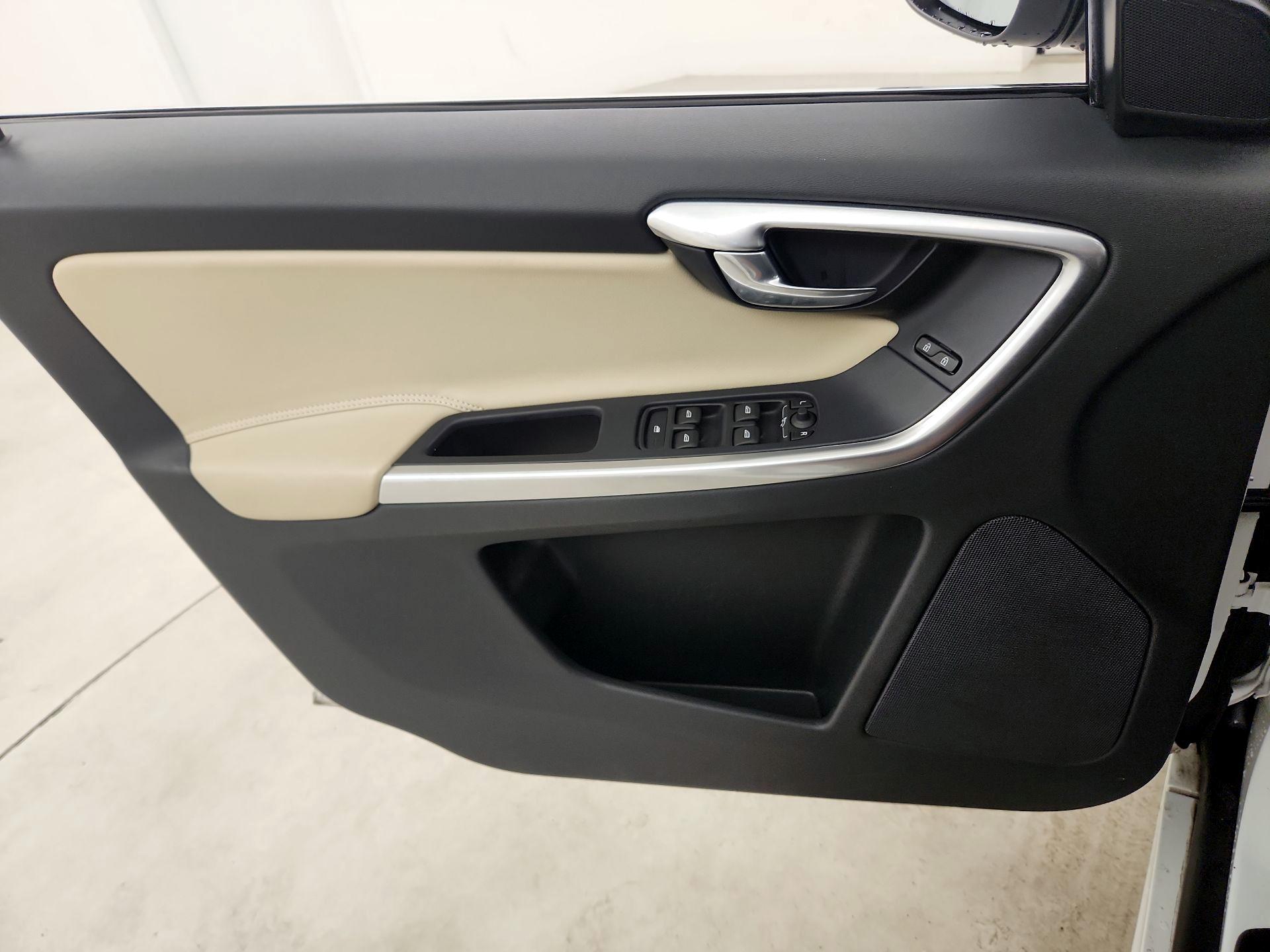 Thumbnail: 2016 Volvo XC60 - 12