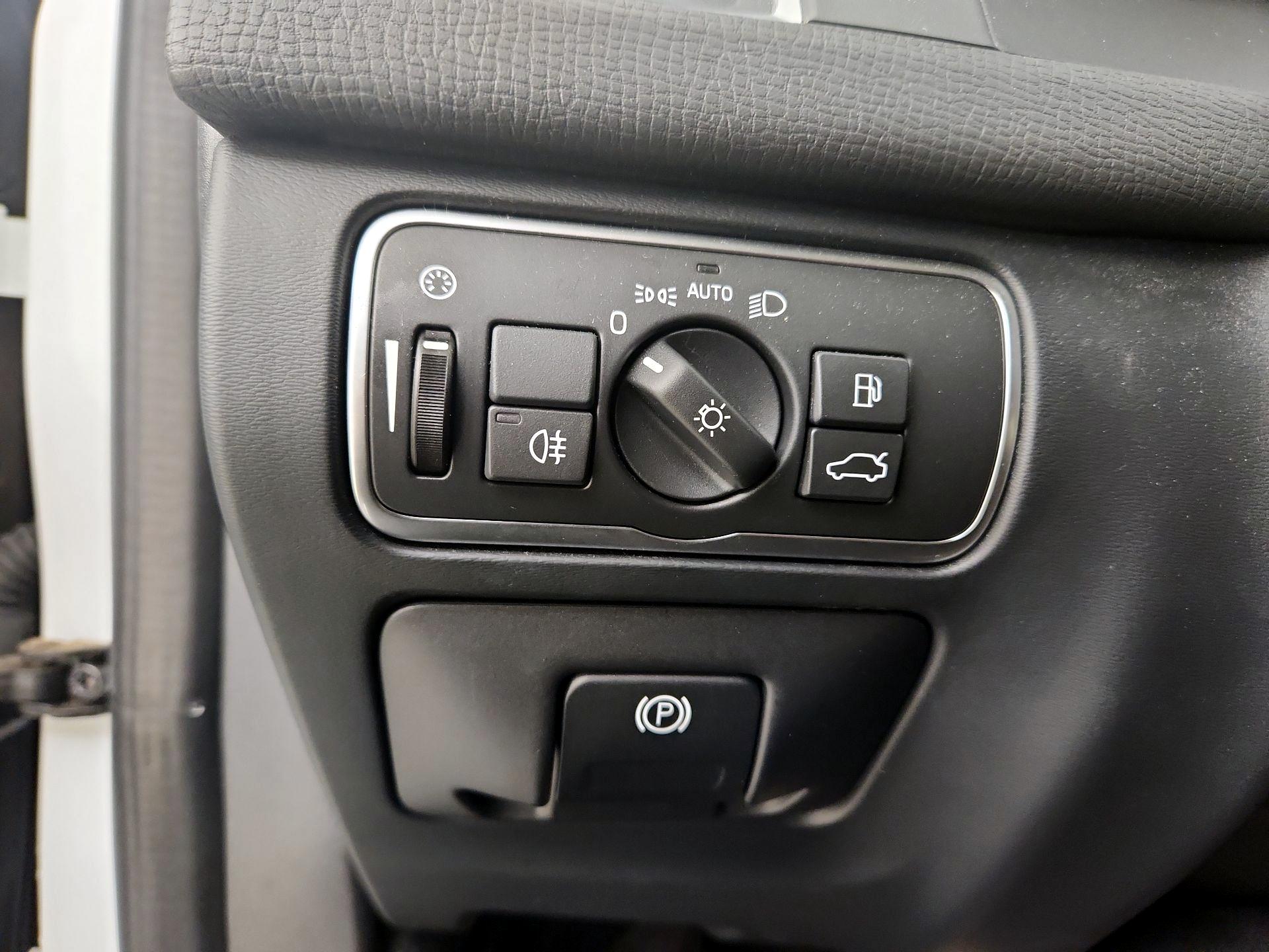 Thumbnail: 2016 Volvo XC60 - 13