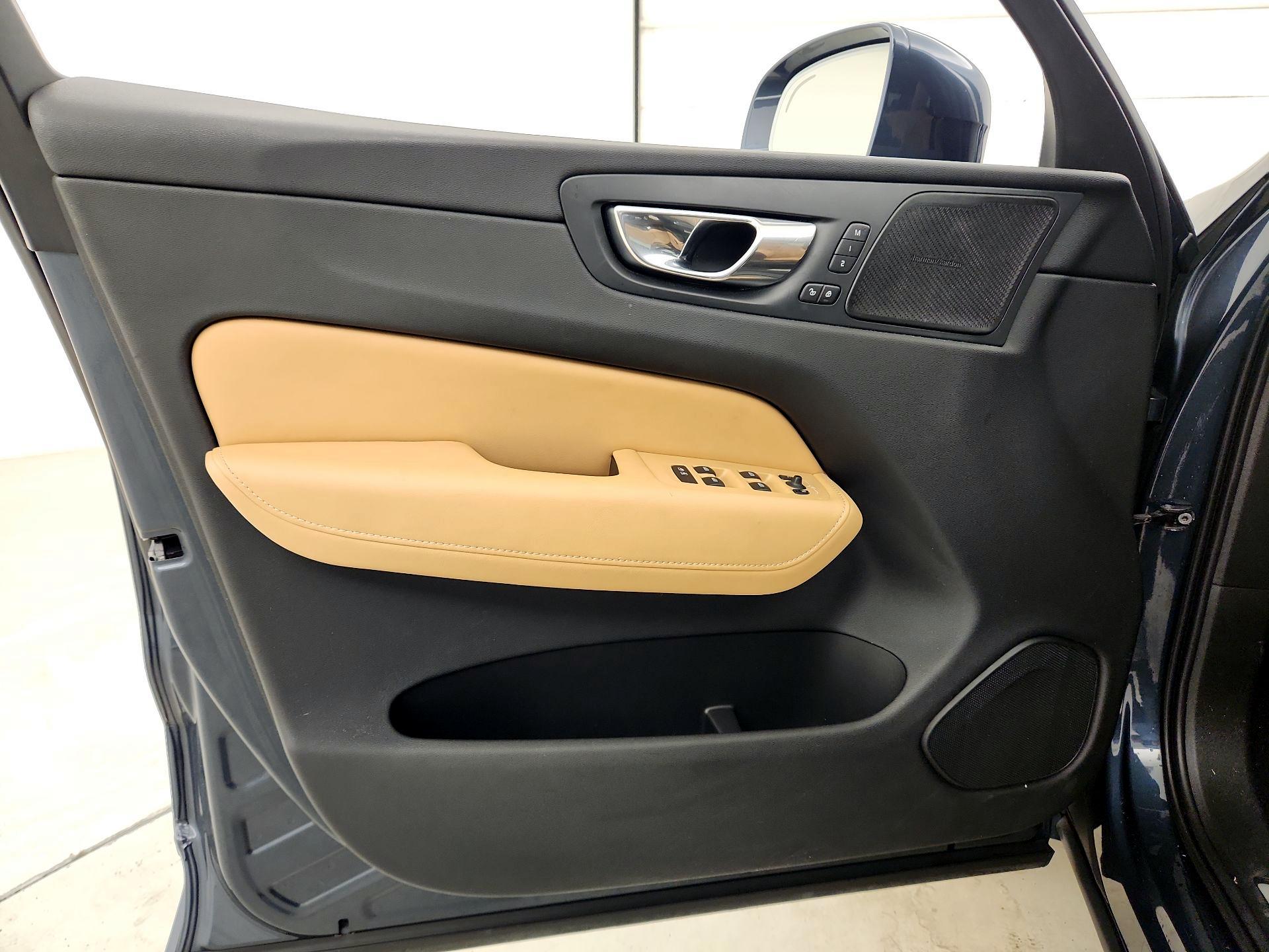 Thumbnail: 2019 Volvo XC60 - 12