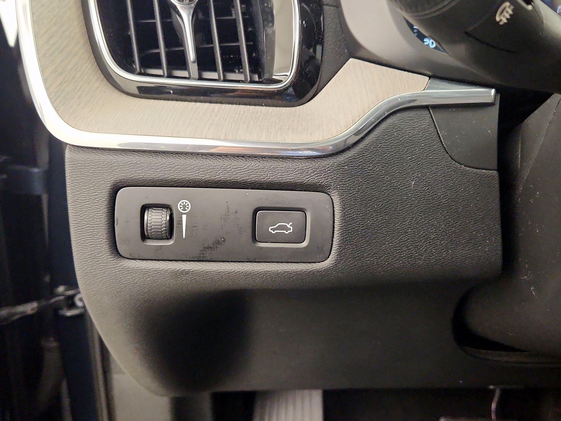 Thumbnail: 2019 Volvo XC60 - 13